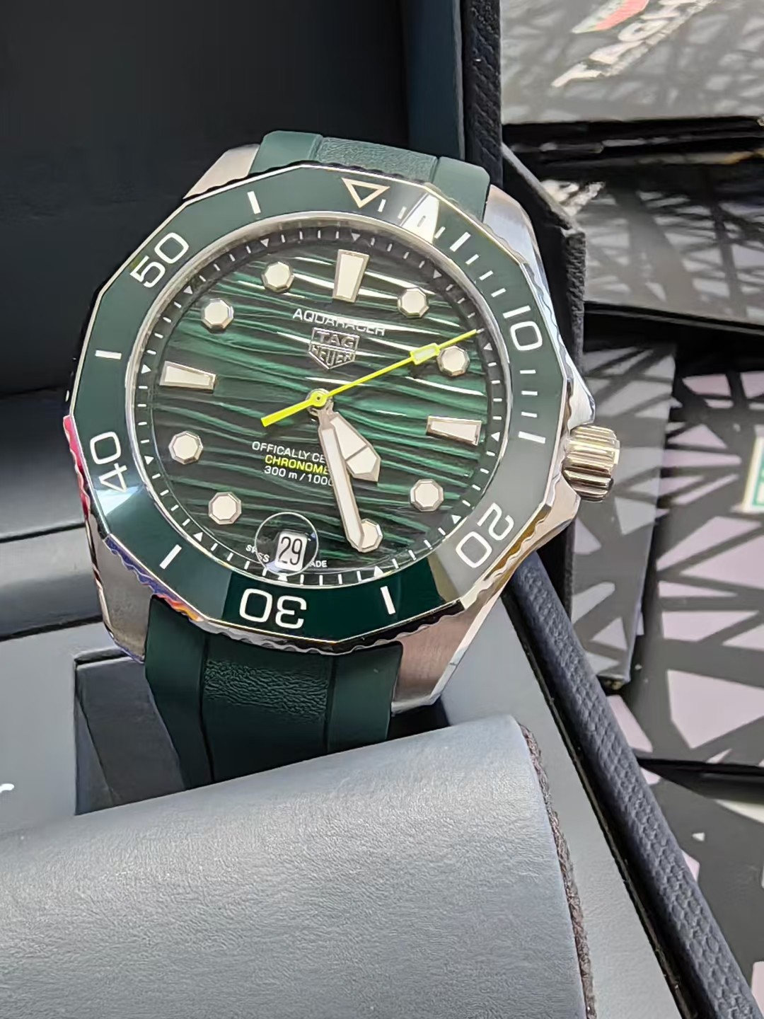 NO:822297,Batch Original Tagheuer, the new TAG Heuer Aquaracer series mechanical watch!  Wave pattern super luminous dial. Stainless steel brushed case with one-way rotating ceramic ring. Sapphire mirror coated with colorless crystal film for clearer view. 6-digit calendar window with built-in convex magnification. Super two-color luminous hands. The bottom cover uses front screws to achieve a traceless effect. Stainless steel strap with push-button telescopic adjustable length and short folding buckle. Swiss mechanical movement. One watch, one code and one card. Comes with packaging box.,,tag heue19860909批 Original Tagheuer,新款泰格豪雅竞潜系列机械表！ 波浪纹超级夜光表盘.精钢拉砂表壳配单向旋转陶瓷圈.蓝宝石镜面镀无色晶透膜更清晰,6字位日历窗内嵌凸透放大,超强双色夜光指针,底盖采用正面拧螺丝,达到无痕效果,精钢表带配按扭式伸缩可调长短折叠新款表扣,瑞士机械机芯,一表一码一卡配包装盒.,,tag heue,Watch