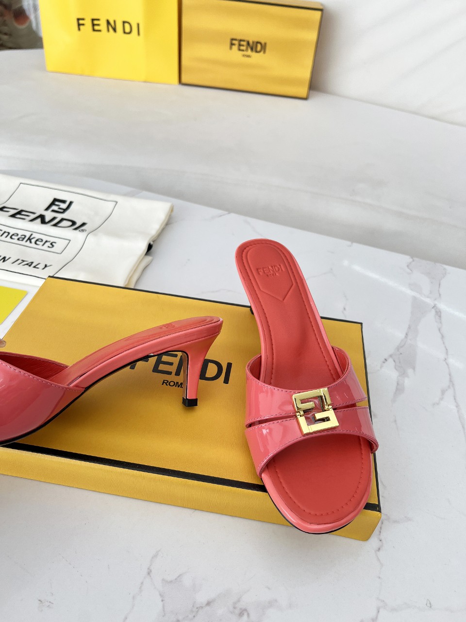 NO:424141,Fendi new square buckle 36-42 (customized for 41 and 42) genuine leather outsole leather heel height 4CM, slippers, fendi, slippers, Leather soles19860909Fendi 新款方扣拖36-42（41、42定做） 真皮大底 皮面 跟高 4CM,拖鞋,fendi,slippers,Leather soles,Women's Shoes