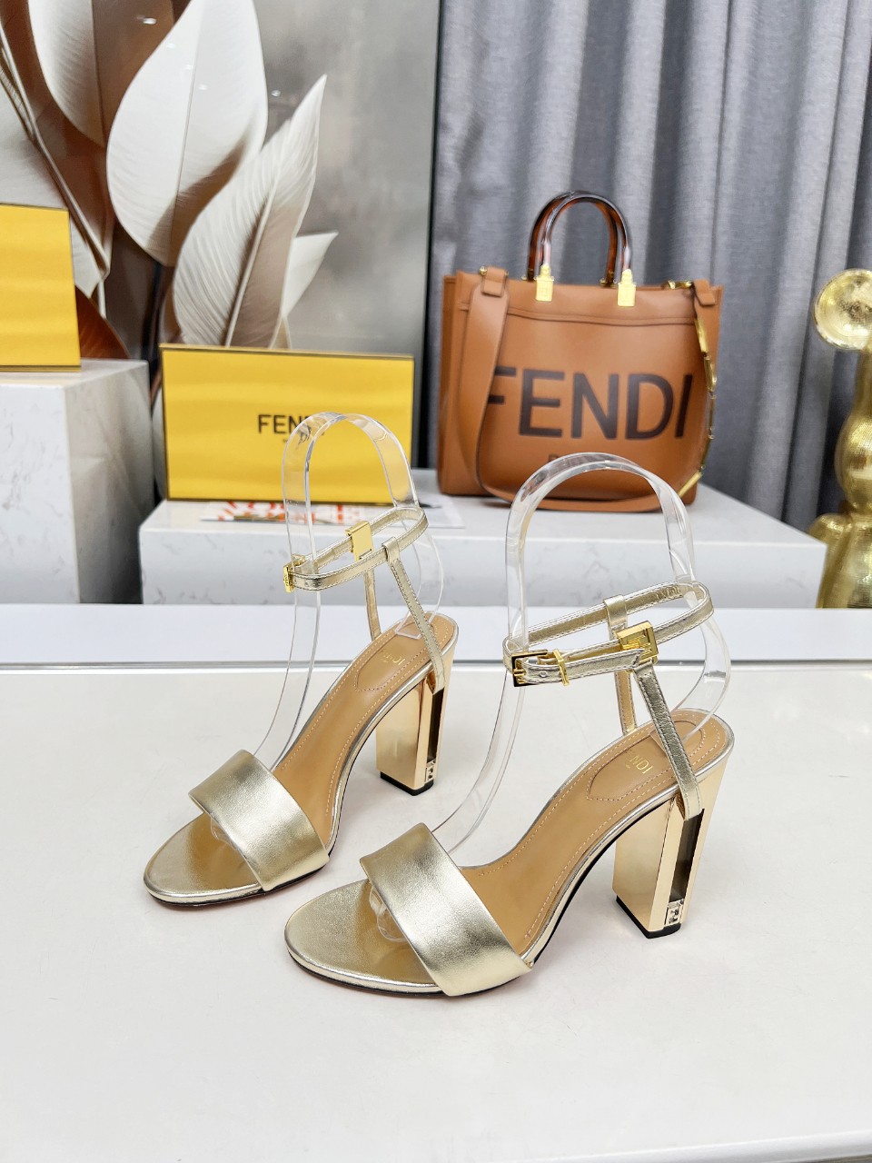 NO:248463,FEND1 catwalk style, Delfina round-toe sandals, exclusive top-notch supply!  The ceiling in the item is full of high-end feeling, and whether it is worn with skirts or trousers, it reveals a high-end and atmospheric temperament!  Invincible texture: Water-dyed cowhide feet and inner lining, shoe tripod straps are decorated with FF letter buckles (lazy gospel, you can directly remove this button without buckles on and off the shoe tripod straps). Original genuine leather cowhide sole, heels are decorated with engraved details and gold metal FF pattern. Full set of genuine packaging Size: 35-40 (customized for 41, 42, 43), high heels, fendi, sandals, high heels, skirts, cowhide19860909FEND1 走秀款,Delfina圆头凉鞋,独家顶级货源！ 单品中的天花板,高级感满满,无论搭裙子还是裤装都透露出高级、大气的气质！无敌质感 水染牛皮垫脚和内里,鞋绊带饰有FF字母扣（懒人福音,穿脱可以直接卸下这个扣子不用扣鞋绊扣眼） 原版真皮牛皮大底,鞋跟饰有镂刻细节和金色金属FF图案.全套正品包装 码数size: 35-40（41、42、43定做）,高跟鞋,fendi,sandals,high heels,skirts,cowhide,Women's Shoes