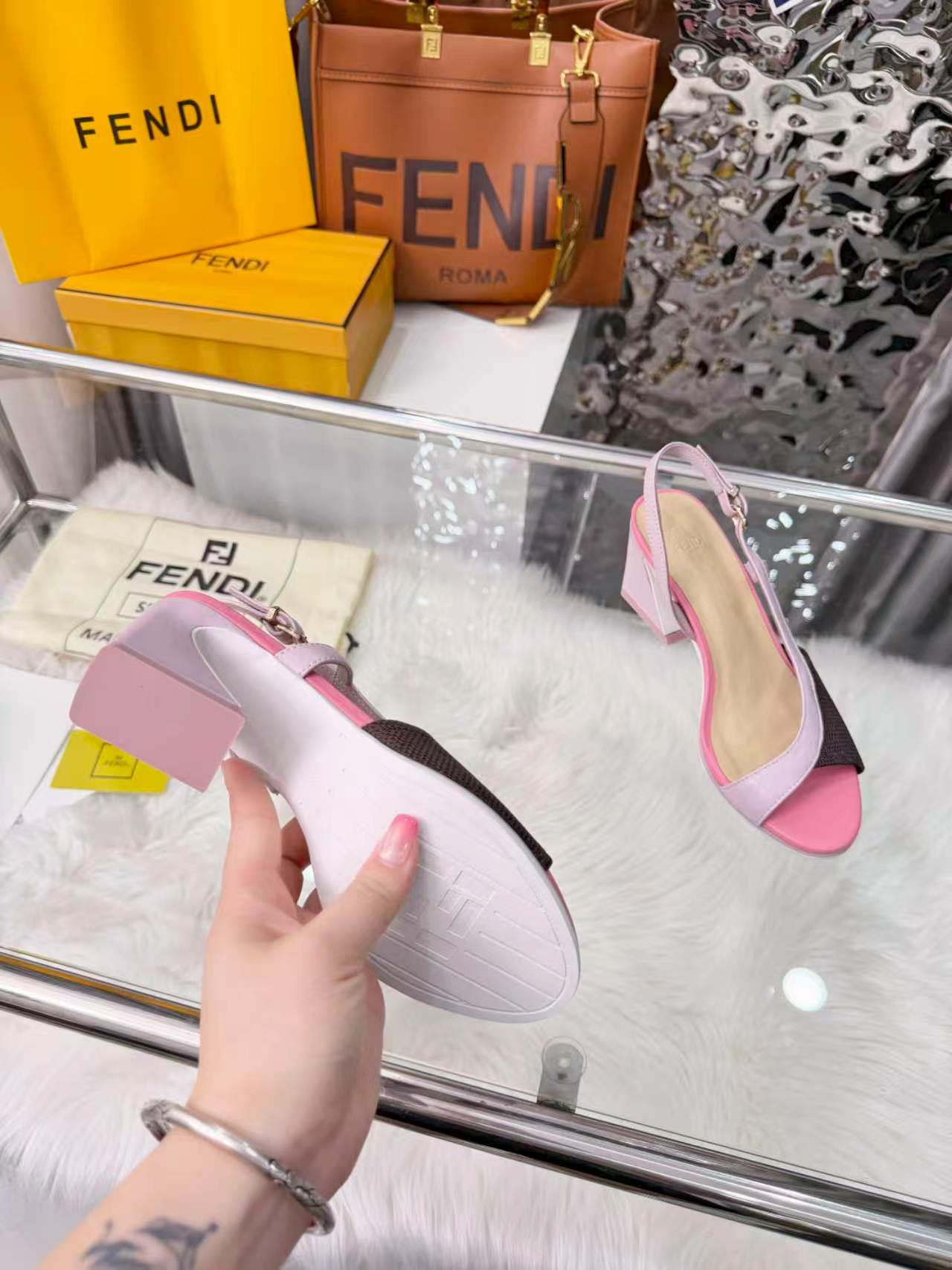 NO:876778,Fendi new model, 35-40 (41, 42, 43 customized) Heel height 7cm/9cm Outsole: Brand mold sole, sandals, fendi, sandals19860909芬迪新款,35-40（41、42、43定做） 跟高7cm/9cm 大底: 品牌模具底,凉鞋,fendi,sandals,Women's Shoes