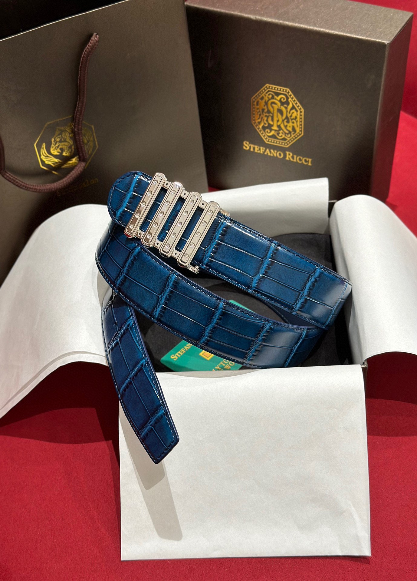  低调高端大氣男士腰帶
腰帶界的奢侈品天花板
SR 史蒂芬🦅🦅🦅 宽度3.8 双面进口小牛皮 全新开模精
