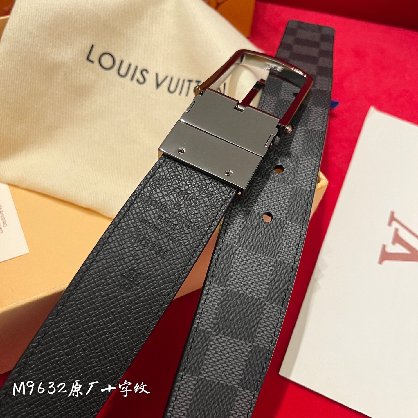 Louis Vuitton 宽 3.5cm · 𝕃𝕠𝕦𝕚𝕤 𝕧𝕦𝕚𝕥𝕥𝕠𝕟 男士頂級腰帶 寬度35毫米 精緻的四方针扣 M9632 面为訂製帆布面料 衬托進口原廠十字紋做底 頂級做工配置頂級材料 讓您進出專櫃無壓力