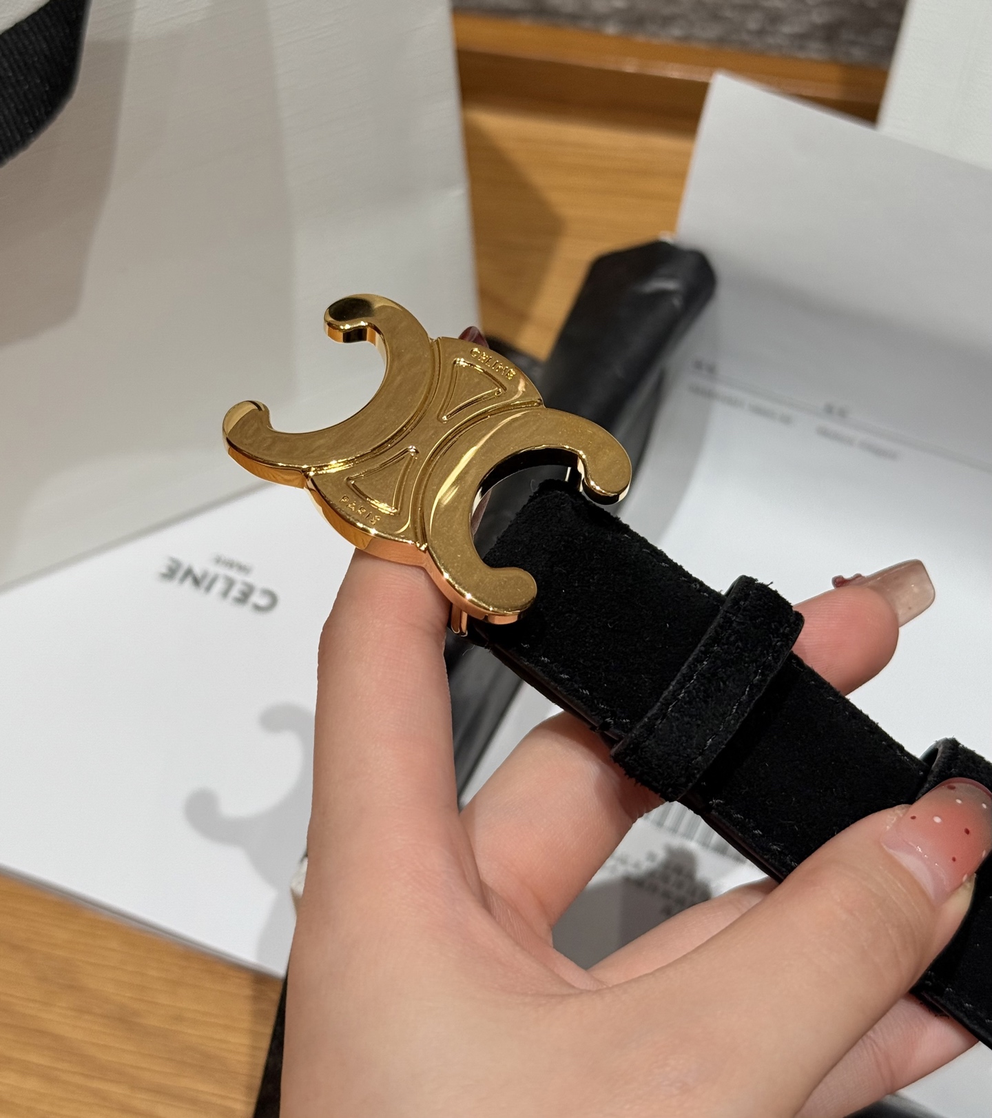 Celine 代购级 Celine/赛琳 男女通用款 采用数量稀少的 专用绒绒小牛皮 搭配 凯旋门搭扣 独家 手工 进口边油