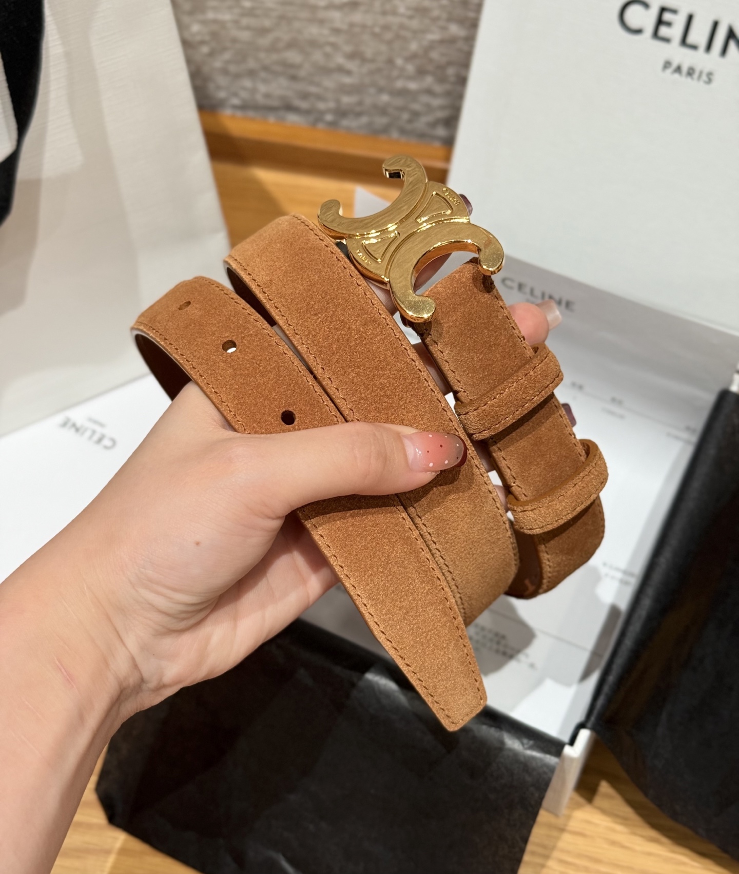 Celine 代购级 Celine/赛琳 男女通用款 采用数量稀少的 专用绒绒小牛皮 搭配 凯旋门搭扣 独家 手工 进口边油