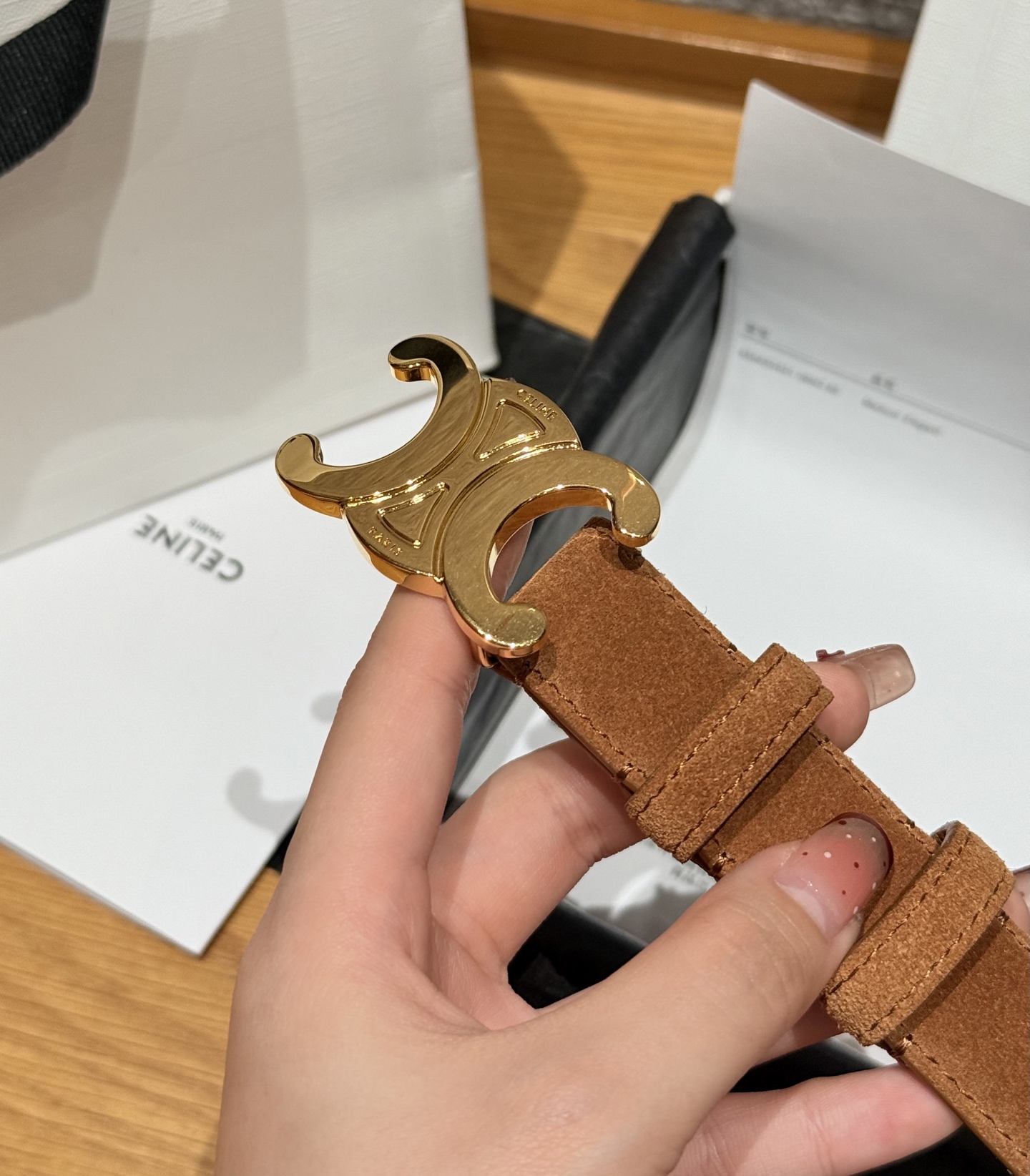 Celine 代购级 Celine/赛琳 男女通用款 采用数量稀少的 专用绒绒小牛皮 搭配 凯旋门搭扣 独家 手工 进口边油