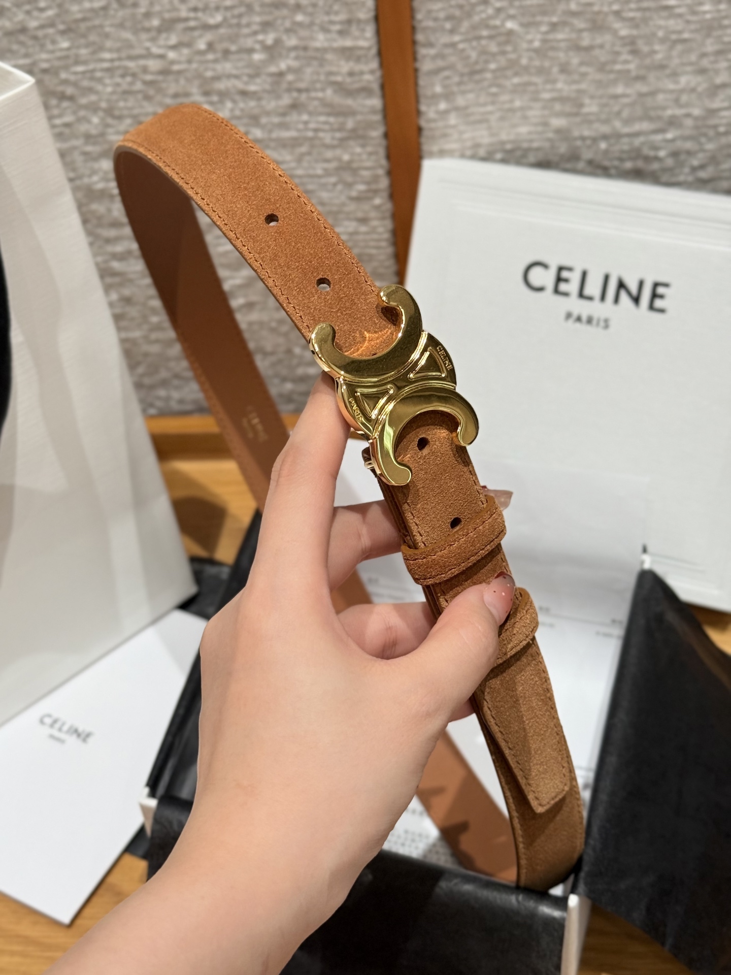 Celine 代购级 Celine/赛琳 男女通用款 采用数量稀少的 专用绒绒小牛皮 搭配 凯旋门搭扣 独家 手工 进口边油