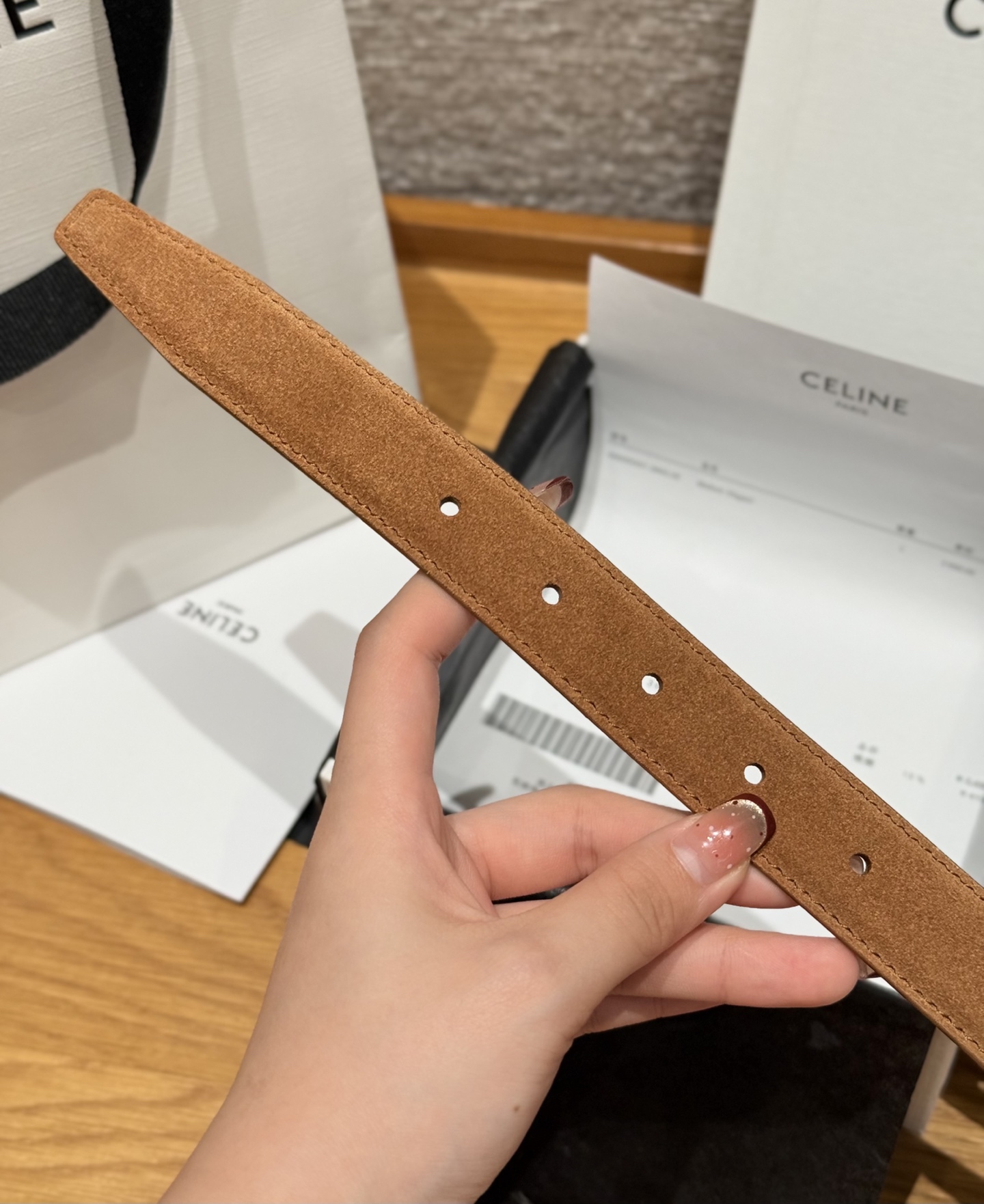 Celine 代购级 Celine/赛琳 男女通用款 采用数量稀少的 专用绒绒小牛皮 搭配 凯旋门搭扣 独家 手工 进口边油
