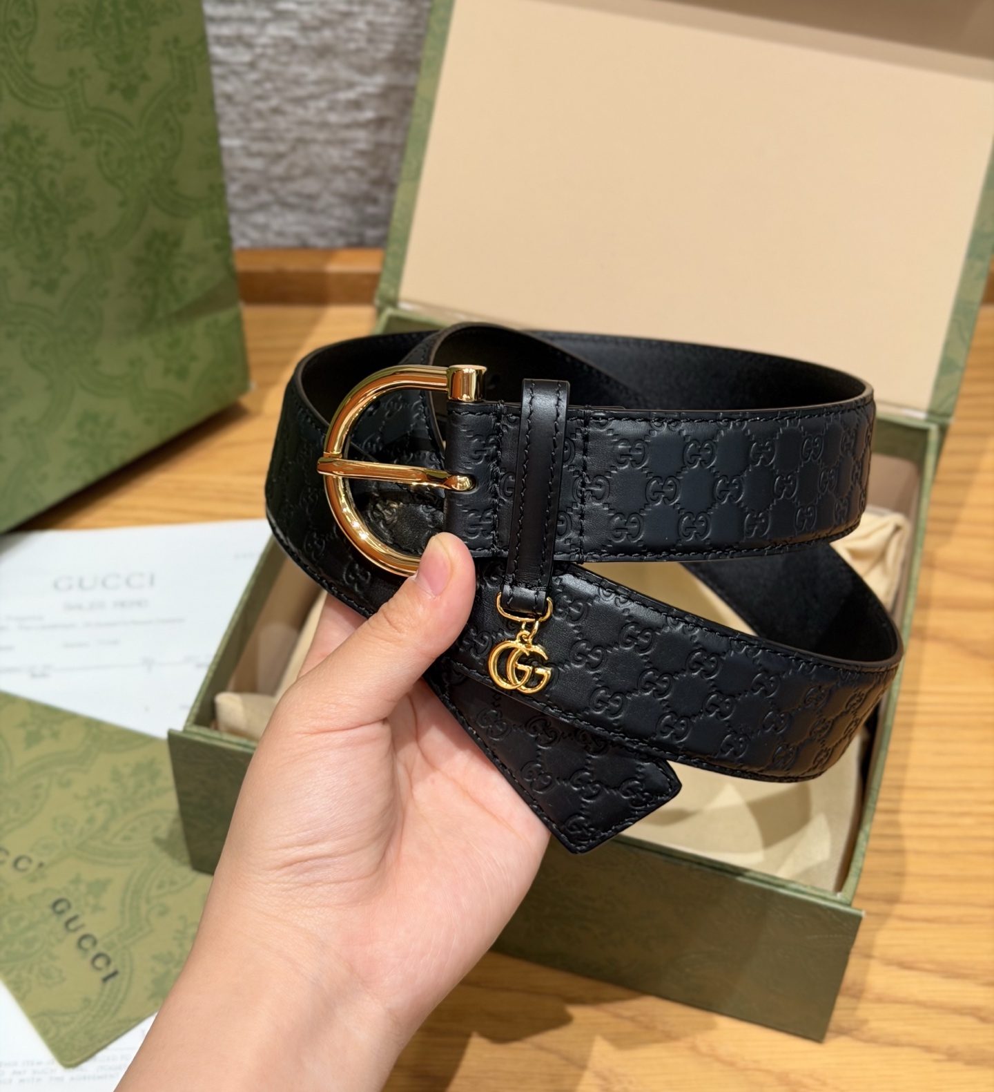 GG男士皮带 经典针扣商务款式 宽度3.5 意大利小牛皮材质 柔软透气 精湛工艺打造 缝线均匀细密 金属
