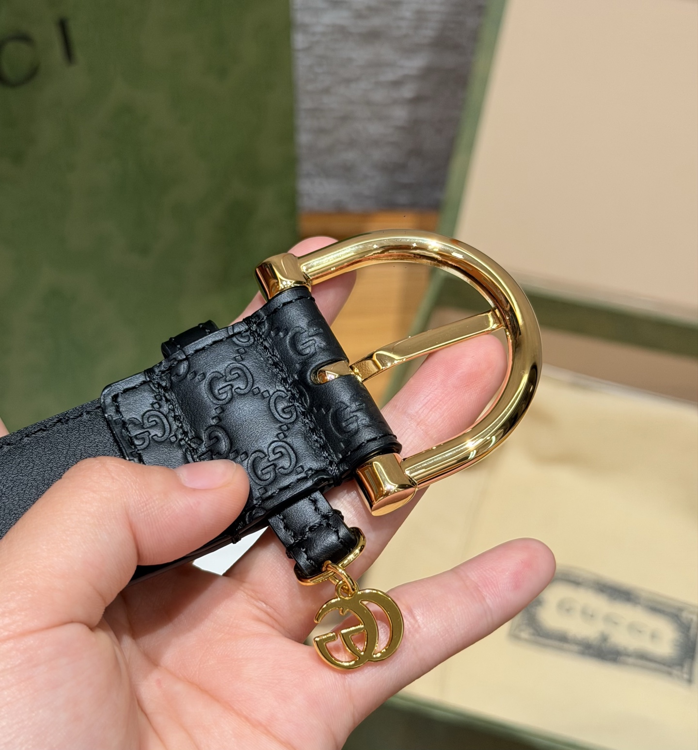GG男士皮带 经典针扣商务款式 宽度3.5 意大利小牛皮材质 柔软透气 精湛工艺打造 缝线均匀细密 金属