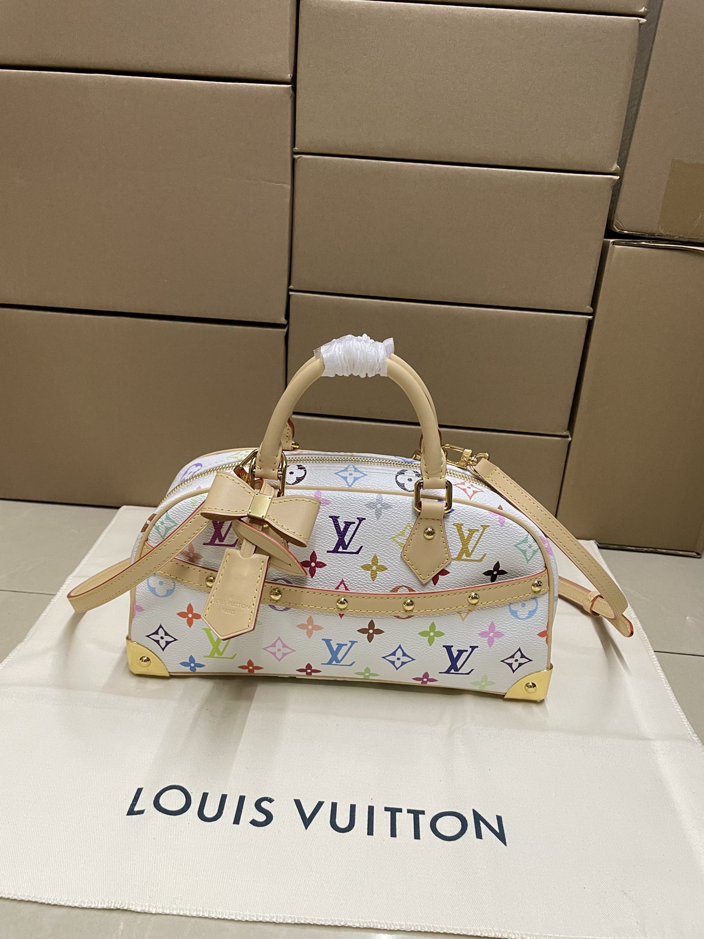 高品质
M13084白彩 原厂皮（对版面料‼）特级做工（163芯片...