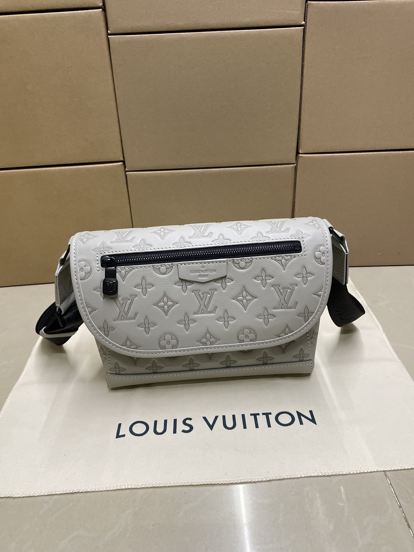 高品质
M14912新款⚠头层原厂皮 (特级做工)〈163芯片〉大货...