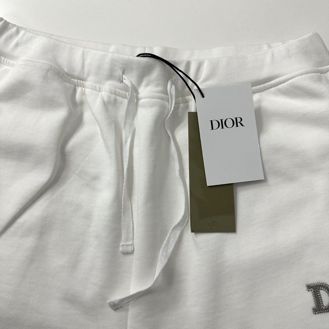 Dior迪奥2024春夏新款47字母刺绣休闲裤宽松直筒长裤这款运动裤是二零二四春夏男装系列新品展示Dio