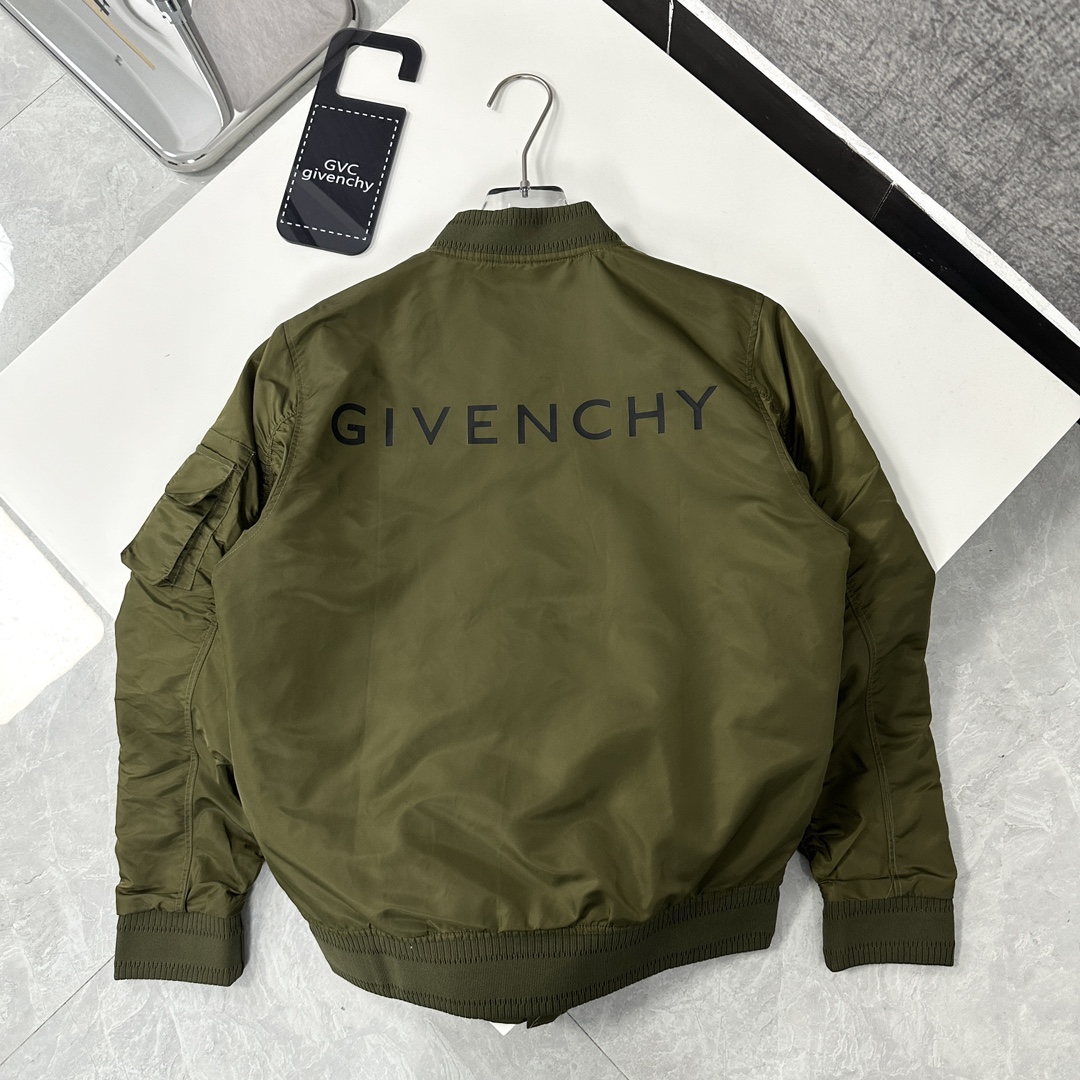 Givenchy纪梵希2024新款标志印花拉链飞行员夹克多口袋飞行员夹克带有衬里设有2个按扣口袋背面饰以