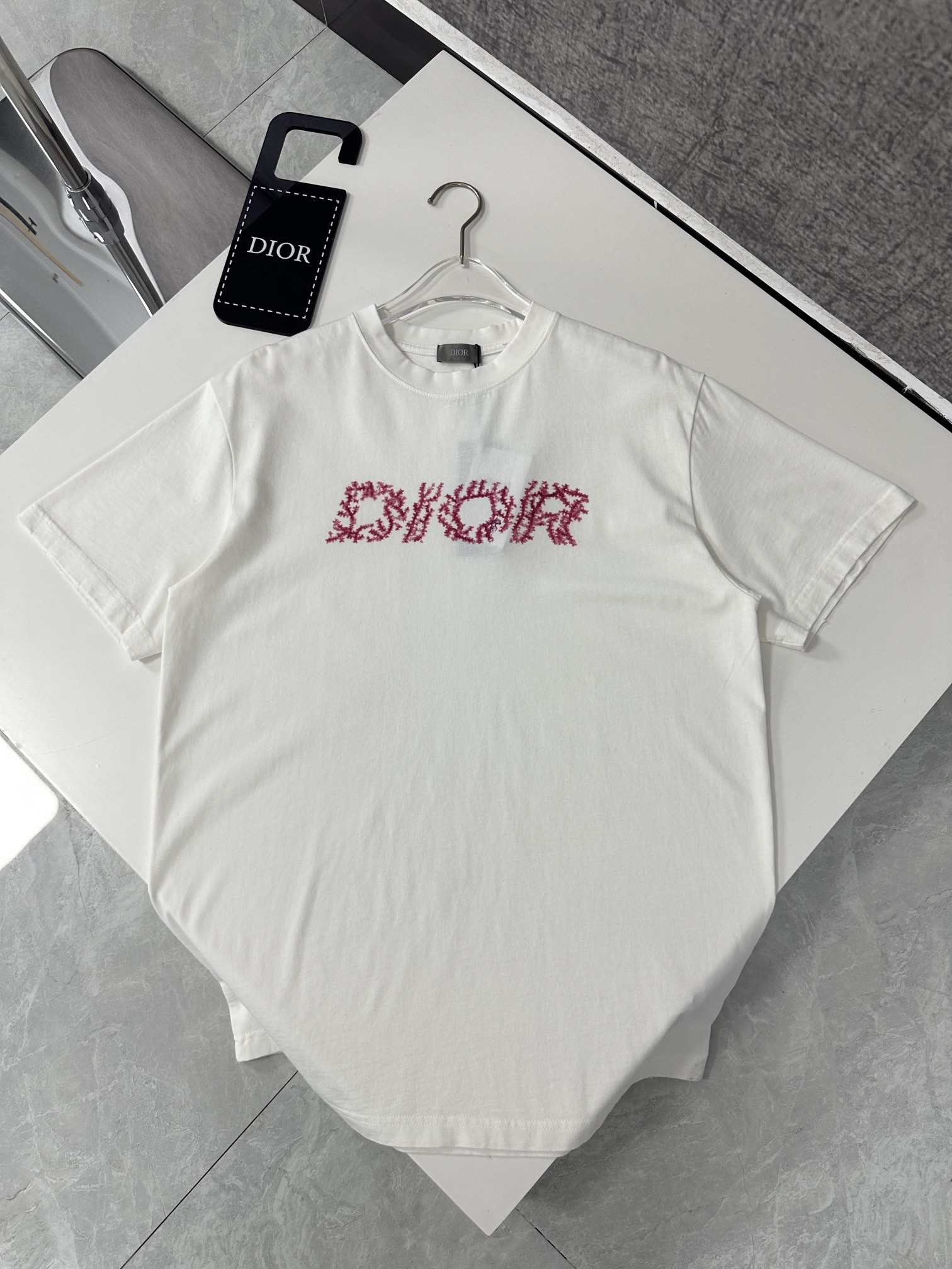 Dior迪奥2024夏季新品字母logo刺绣T恤男女同款沙滩系列短袖这款T恤来自二零二四沙滩装限定系列展