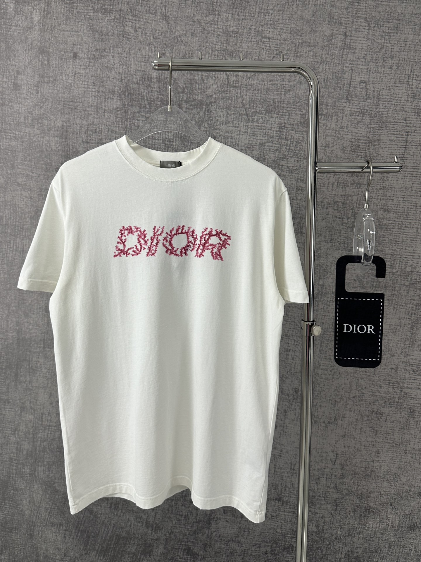 Dior迪奥2024夏季新品字母logo刺绣T恤男女同款沙滩系列短袖这款T恤来自二零二四沙滩装限定系列展