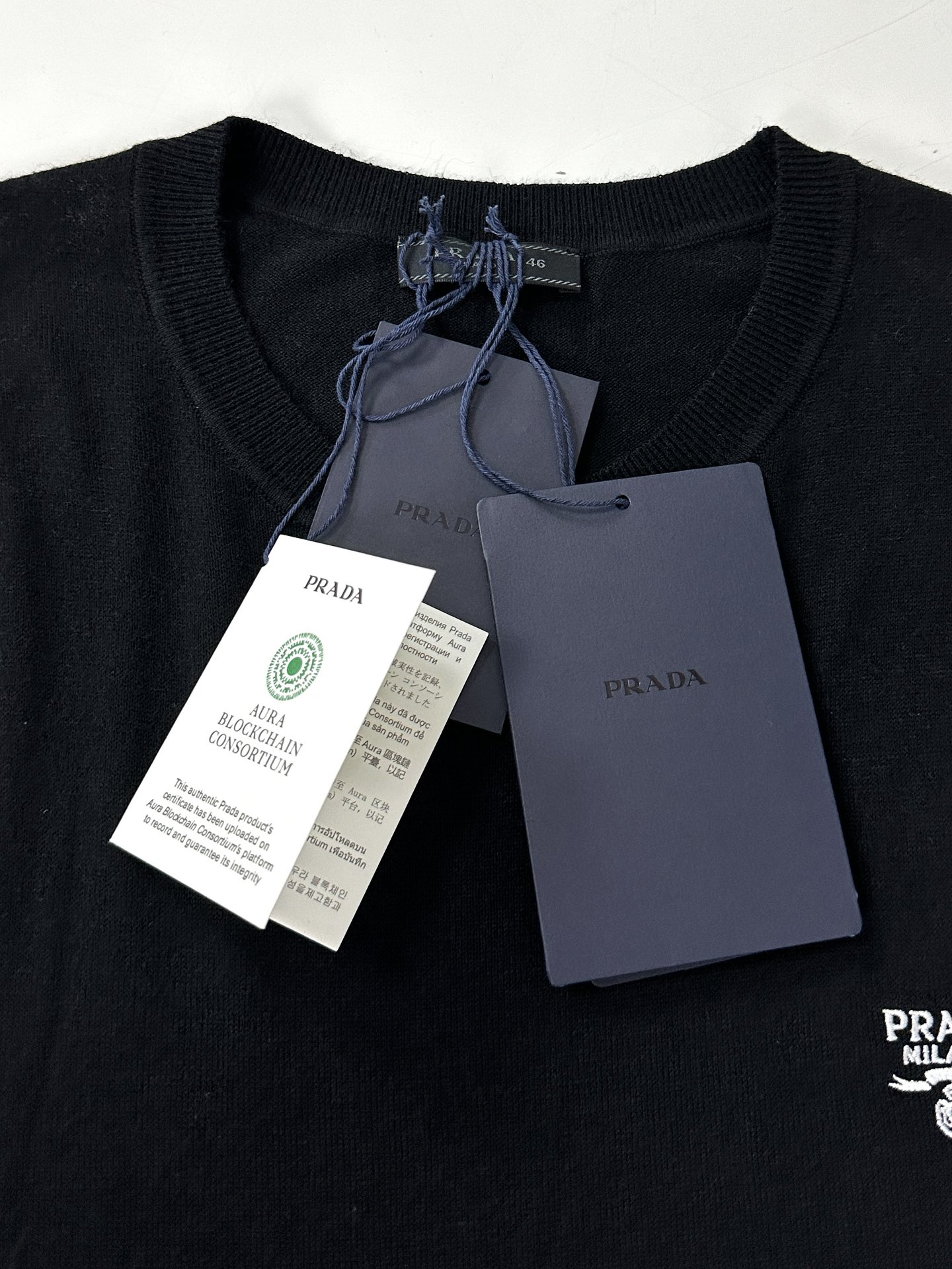 PRADA/普拉达2024新款经典刺绣logo针织羊毛字母简约款这款圆领毛衣采用绵羊毛打造并饰以刺绣徽标