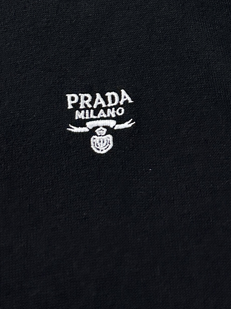 PRADA/普拉达2024新款经典刺绣logo针织羊毛字母简约款这款圆领毛衣采用绵羊毛打造并饰以刺绣徽标