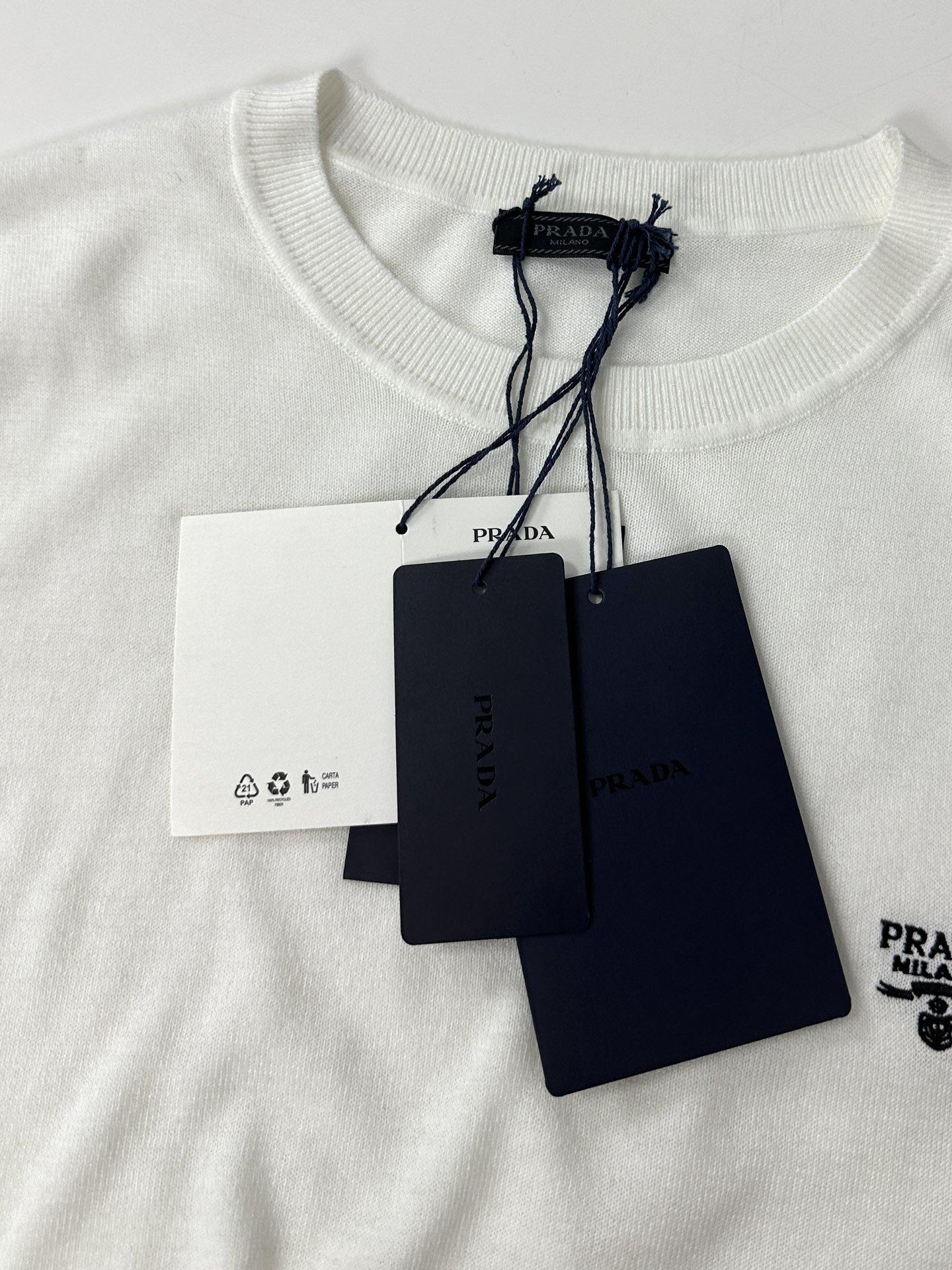 PRADA/普拉达2024新款经典刺绣logo针织羊毛字母简约款这款圆领毛衣采用绵羊毛打造并饰以刺绣徽标