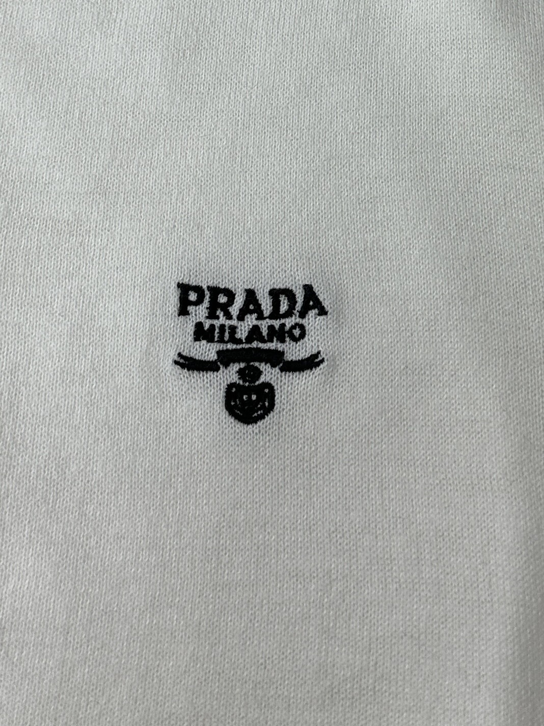 PRADA/普拉达2024新款经典刺绣logo针织羊毛字母简约款这款圆领毛衣采用绵羊毛打造并饰以刺绣徽标