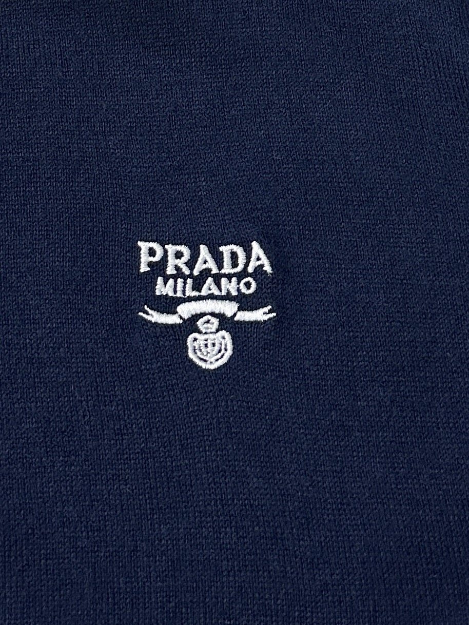 PRADA/普拉达2024新款经典刺绣logo针织羊毛字母简约款这款圆领毛衣采用绵羊毛打造并饰以刺绣徽标