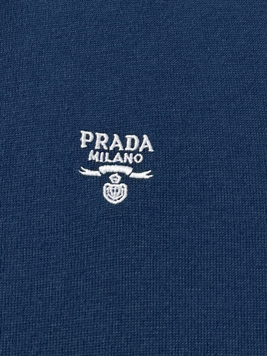 PRADA/普拉达2024新款经典刺绣logo针织羊毛字母简约款这款圆领毛衣采用绵羊毛打造并饰以刺绣徽标