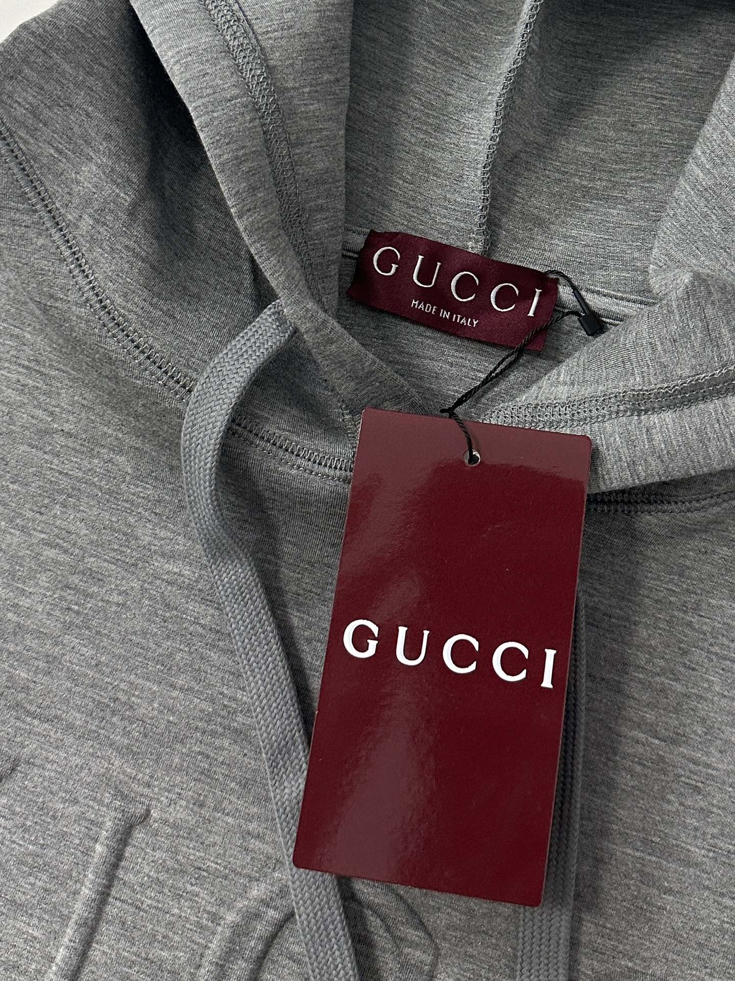 GUCCI/古驰2024新款抽绳兜帽连帽套头休闲卫衣男女同款在2024年秋冬季系列中创作总监Sabato