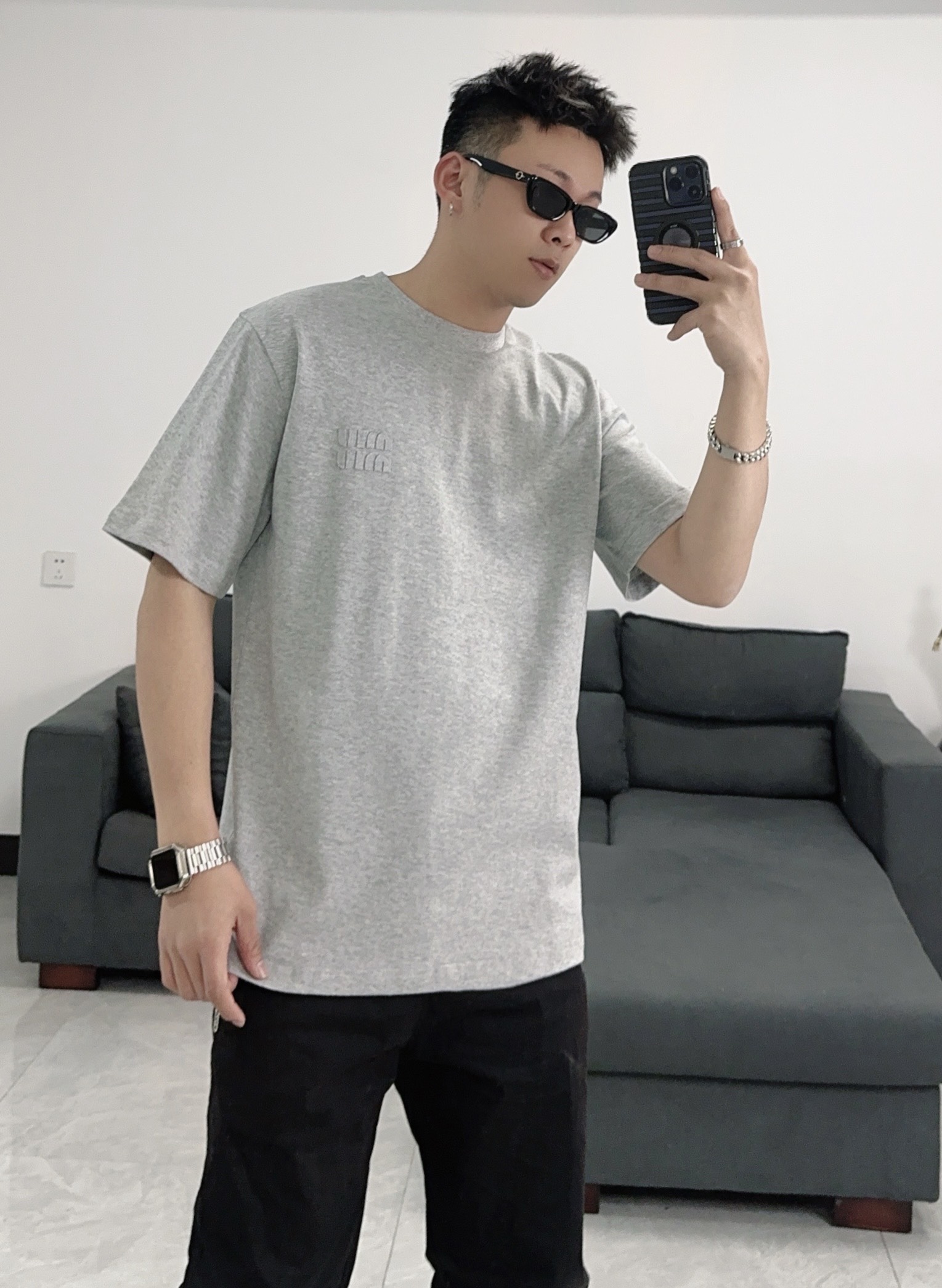 NO:127615,Miu Miu 2025 new letter logo patch embroidered cotton short-sleeved T-shirt tops for men and women. The iconic Miu Miu logo is decorated with the simple lines of this cotton jersey T-shirt, adding the finishing touch. Color gray Pink Size S-XXL,,miumiu,T-shirt,tees,t-shirt,alexander wang19860909Miu Miu 缪缪2025新款字母徽标贴布刺绣纯棉短袖T恤上衣男女同款 标志性的Miu Miu徽标饰于此款棉质平纹针织T恤的简约线条,平添点睛之笔. 颜色灰色 粉色 尺码S-XXL,,miumiu,T-shirt,tees，t-shirt,alexander wang,Men's clothing