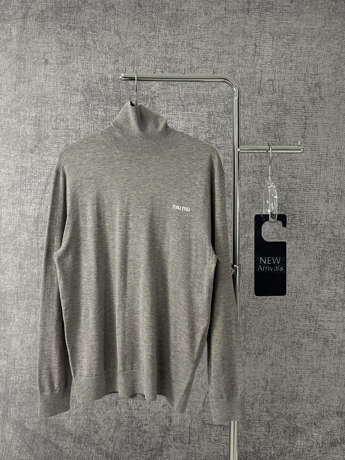 Miu Miu 缪缪新款高领字母羊毛套头长袖毛衣 简单精致款式，柔软细腻不扎身透气性强嵌花徽标装点此款简