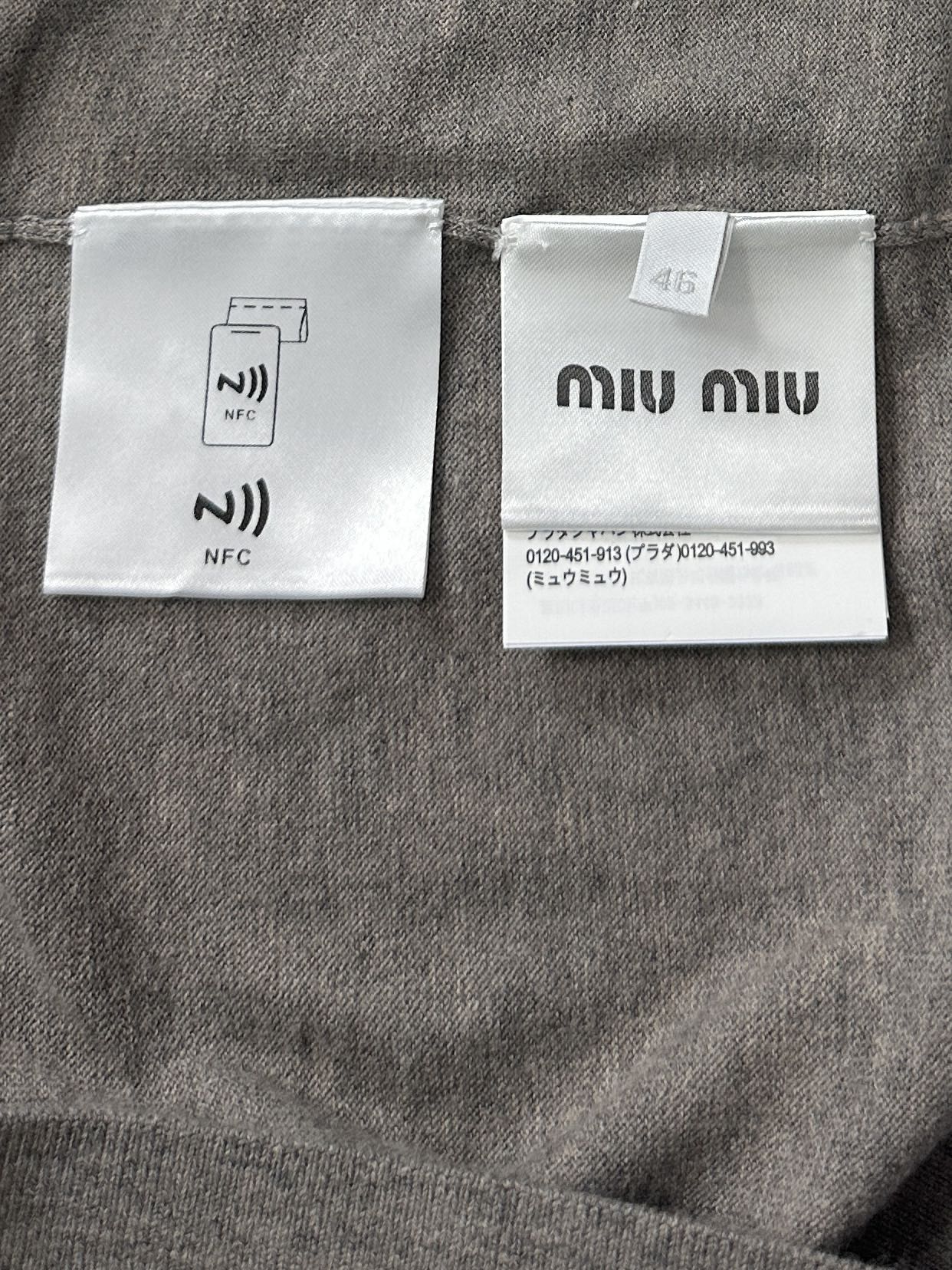 Miu Miu 缪缪新款高领字母羊毛套头长袖毛衣 简单精致款式，柔软细腻不扎身透气性强嵌花徽标装点此款简