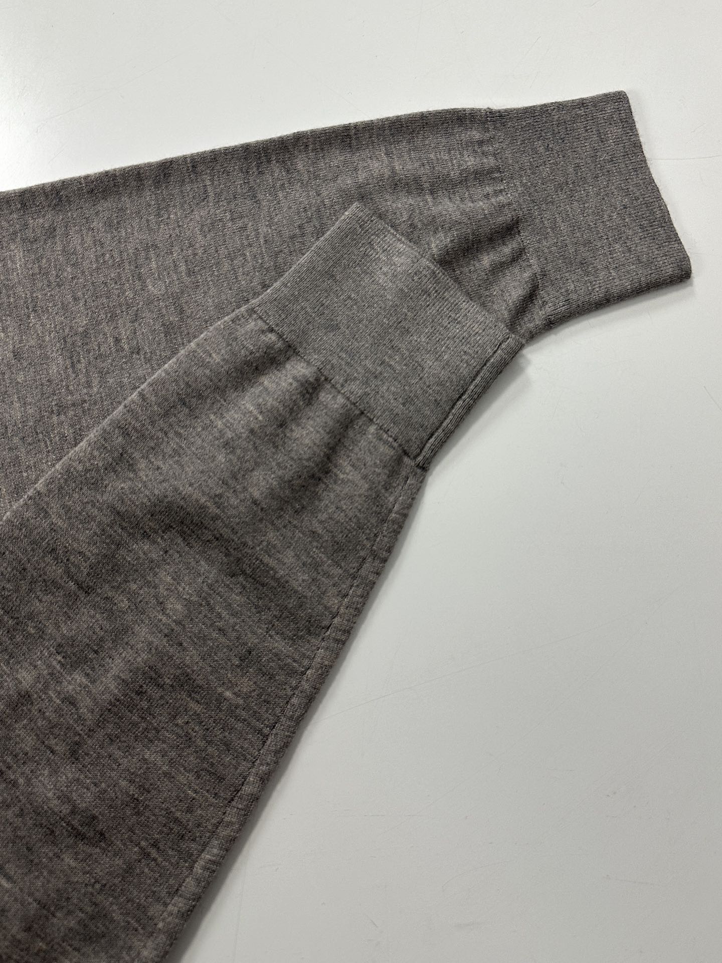 Miu Miu 缪缪新款高领字母羊毛套头长袖毛衣 简单精致款式，柔软细腻不扎身透气性强嵌花徽标装点此款简