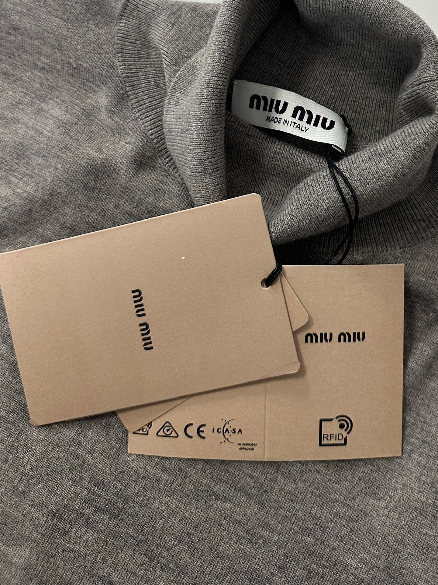 Miu Miu 缪缪新款高领字母羊毛套头长袖毛衣 简单精致款式，柔软细腻不扎身透气性强嵌花徽标装点此款简