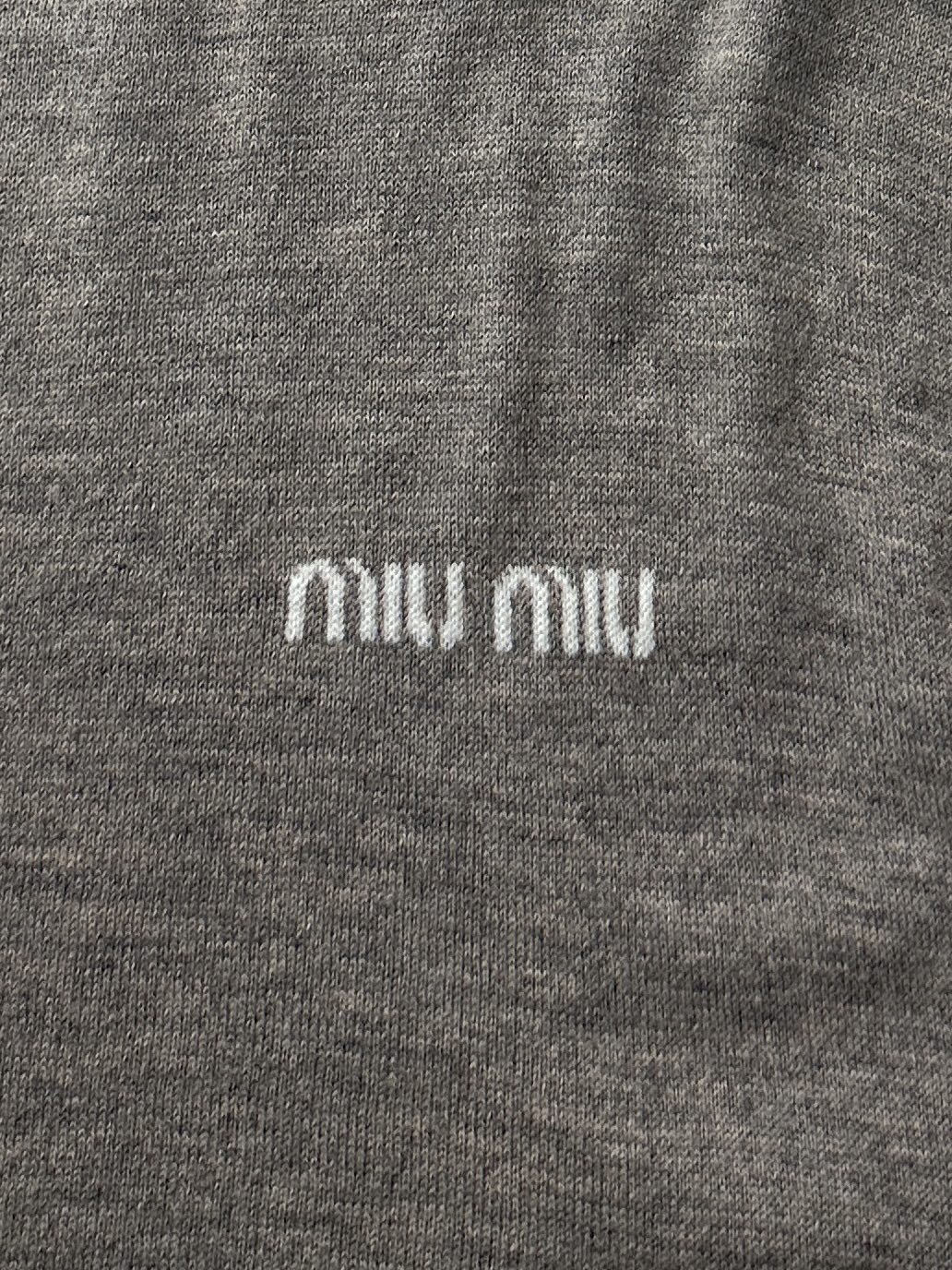 Miu Miu 缪缪新款高领字母羊毛套头长袖毛衣 简单精致款式，柔软细腻不扎身透气性强嵌花徽标装点此款简