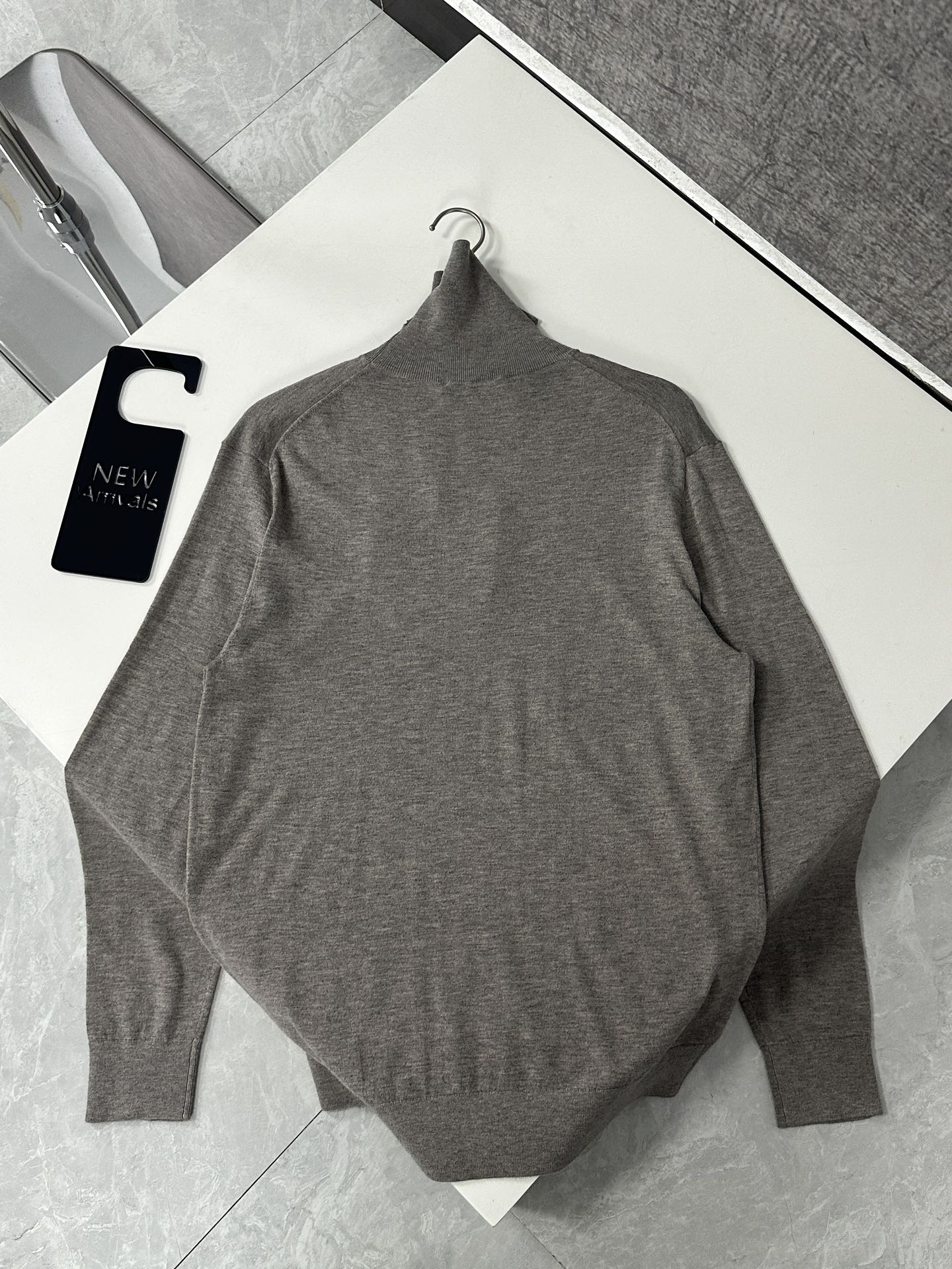 Miu Miu 缪缪新款高领字母羊毛套头长袖毛衣 简单精致款式，柔软细腻不扎身透气性强嵌花徽标装点此款简