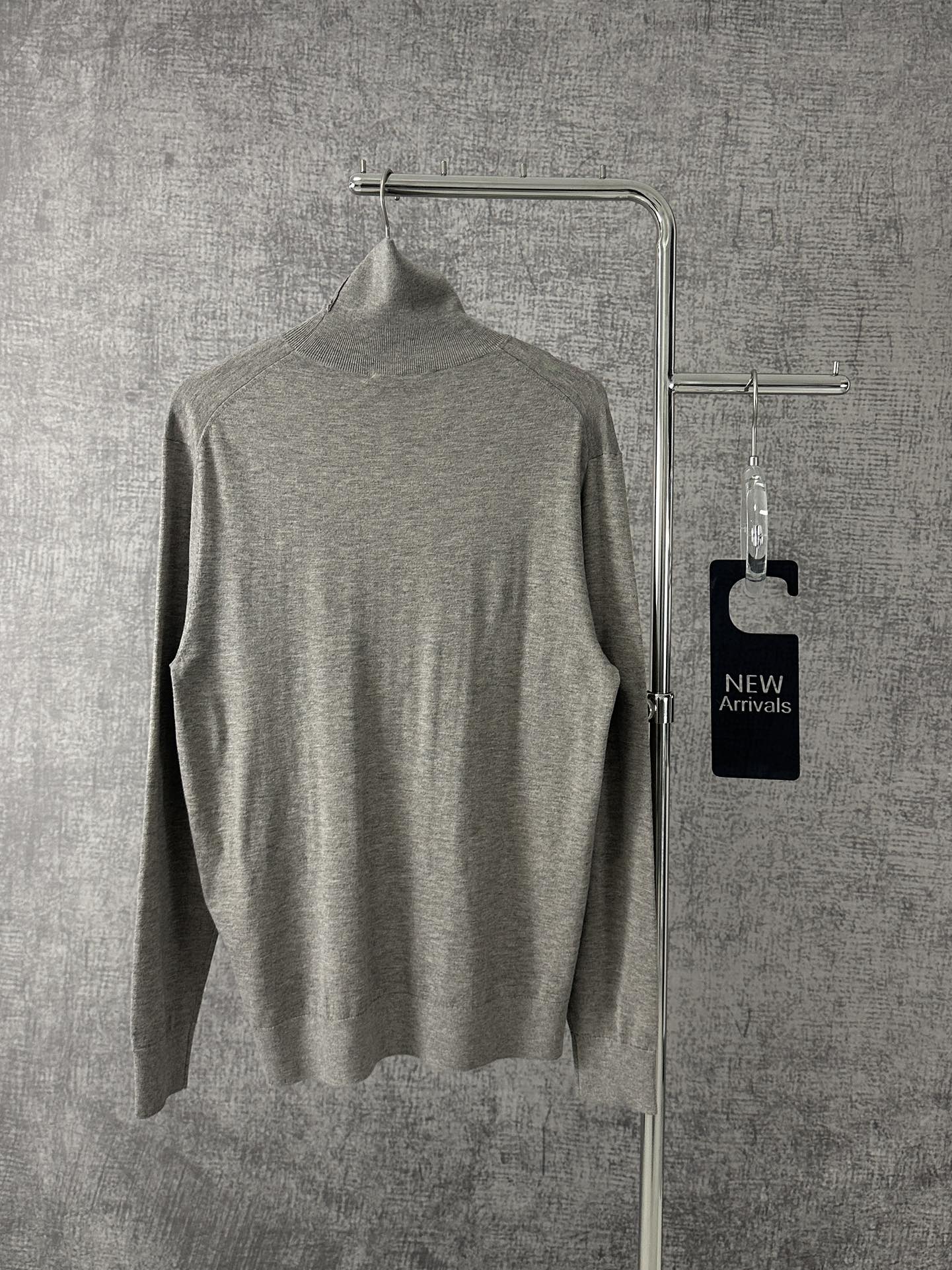 Miu Miu 缪缪新款高领字母羊毛套头长袖毛衣 简单精致款式，柔软细腻不扎身透气性强嵌花徽标装点此款简