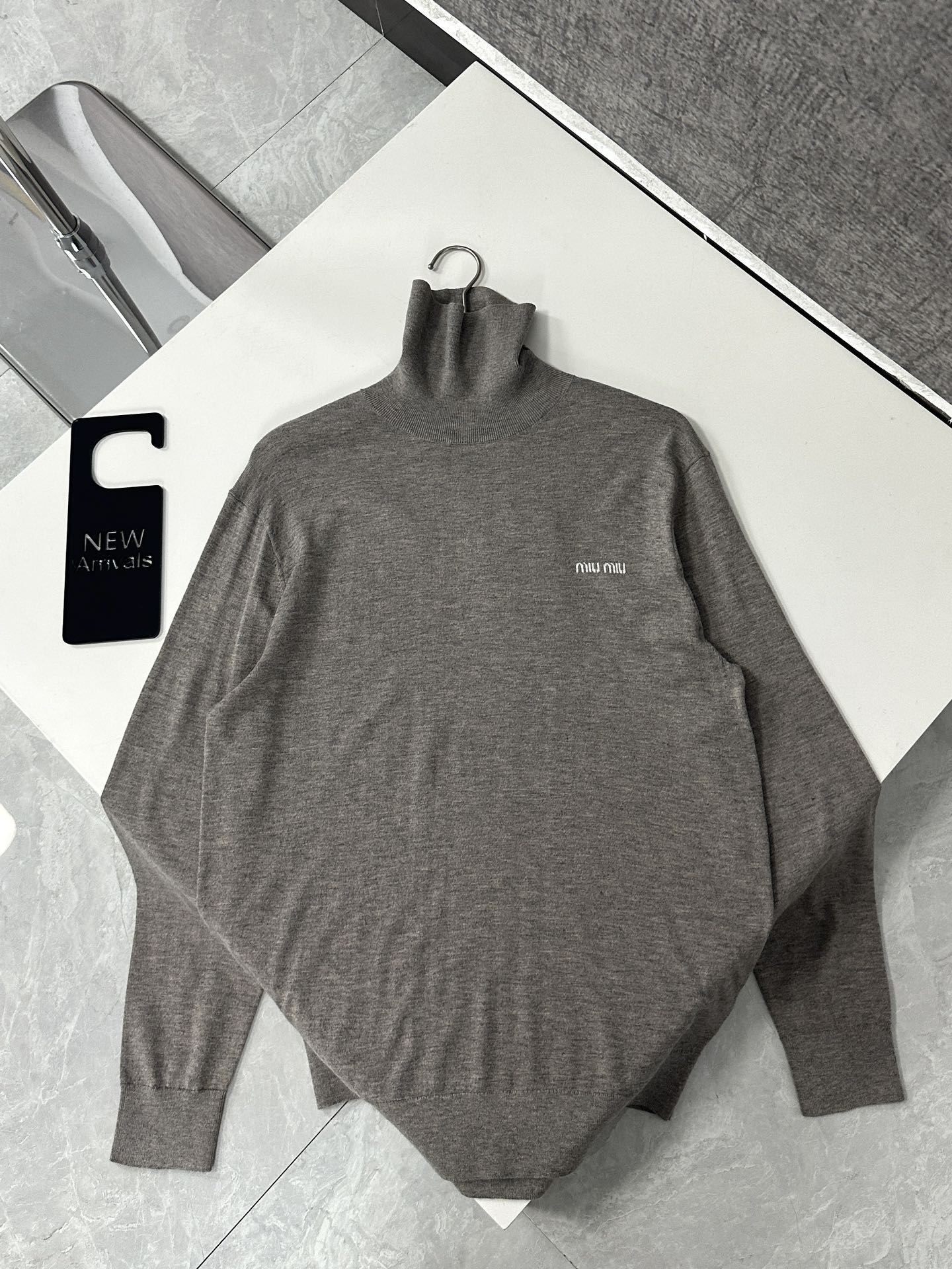 Miu Miu 缪缪新款高领字母羊毛套头长袖毛衣 简单精致款式，柔软细腻不扎身透气性强嵌花徽标装点此款简