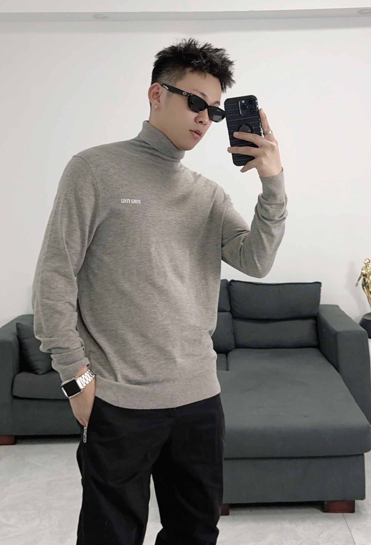 NO:127632,Miu Miu Miu's new high-neck ewe wool pullover long-sleeved sweater. Simple and exquisite style, soft and delicate, not tying and breathable. The inlay logo embellishes this simple and comfortable wool sweater, creating a delicate contrast effect with the distinctive elements of the iconic color. Color black gray Size S-XXL,,miumiu,sweaters,alexander wang19860909Miu Miu 缪缪新款高领字母羊毛套头长袖毛衣 简单精致款式,柔软细腻不扎身透气性强 嵌花徽标装点此款简约舒适的羊毛毛衣,以标志性的鲜明元素营造精致的对比效果. 颜色黑色 灰色 尺码S-XXL,,miumiu,sweaters,alexander wang,Men's clothing