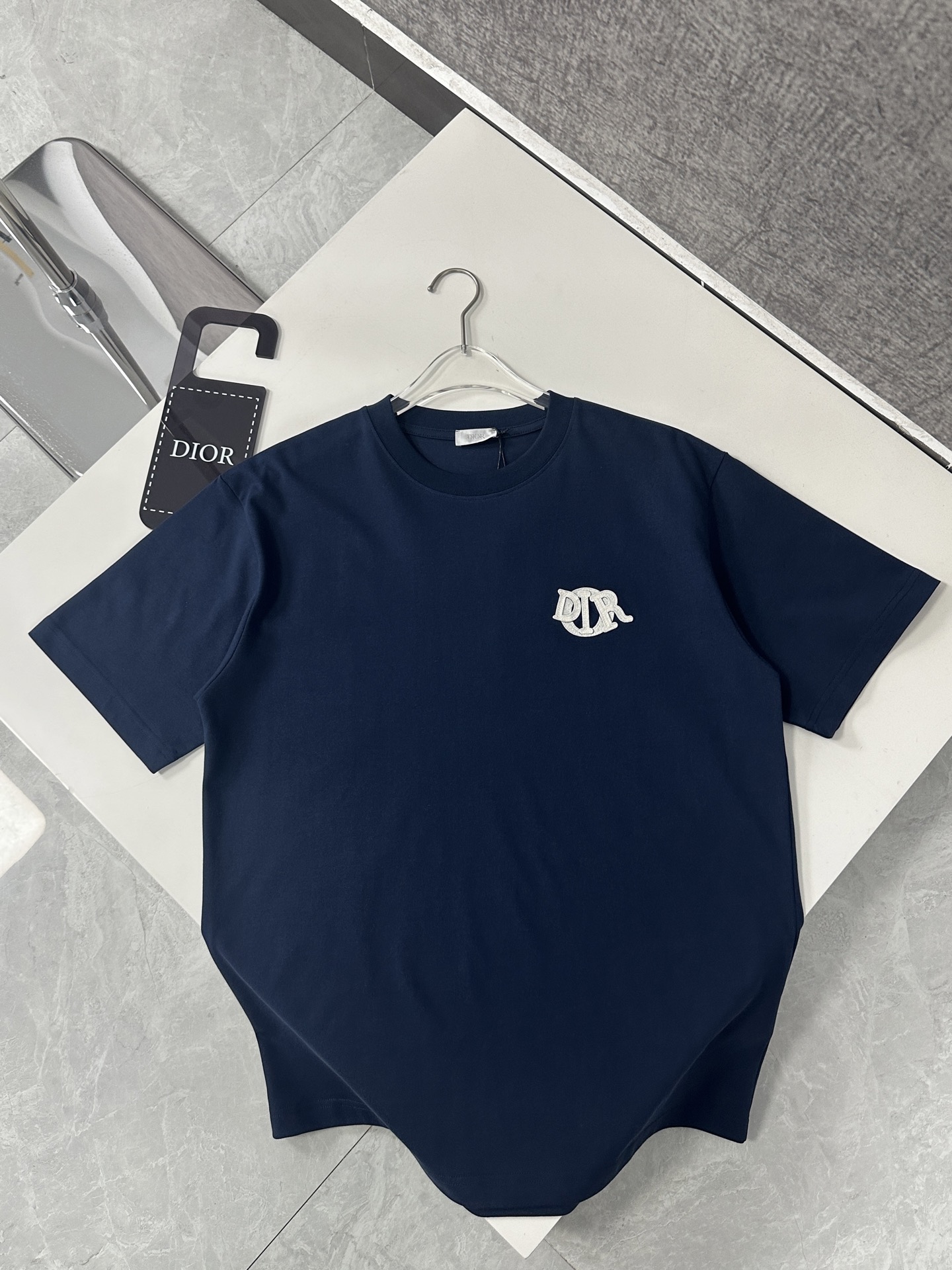  Dior迪奥2025新款蛇年限定胸前刺绣字母短袖T恤男女同款
这款 Dior Charm T 恤以图案