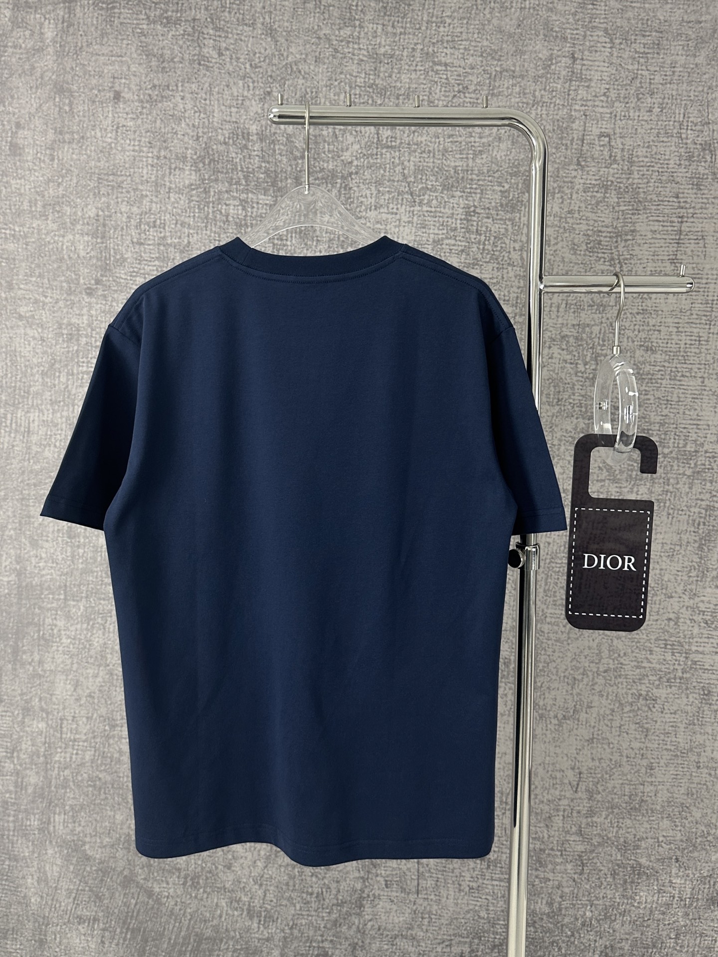  Dior迪奥2025新款蛇年限定胸前刺绣字母短袖T恤男女同款
这款 Dior Charm T 恤以图案