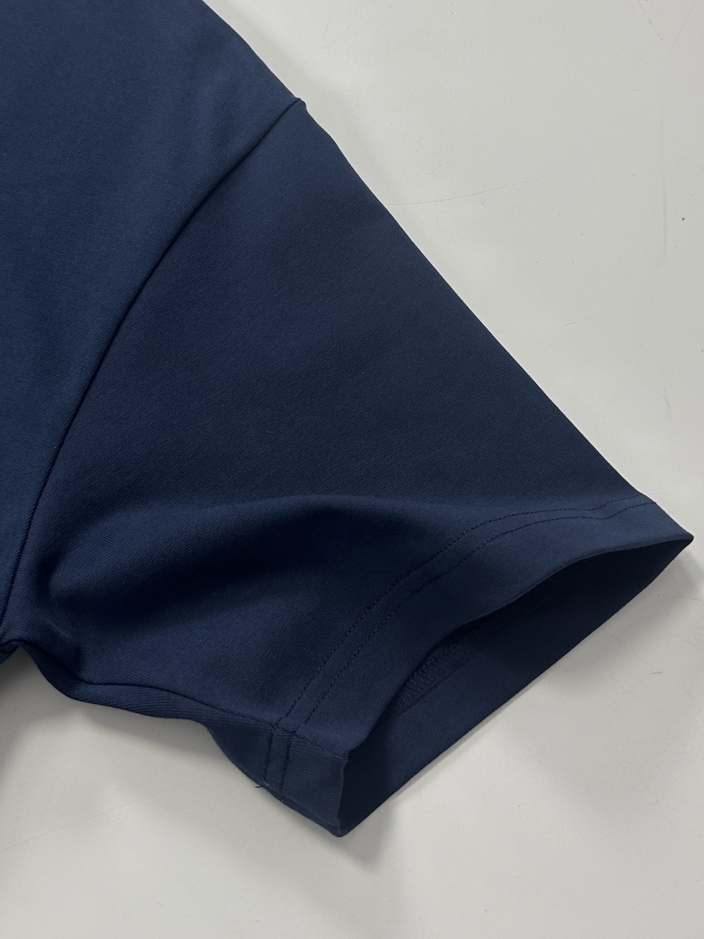  Dior迪奥2025新款蛇年限定胸前刺绣字母短袖T恤男女同款
这款 Dior Charm T 恤以图案