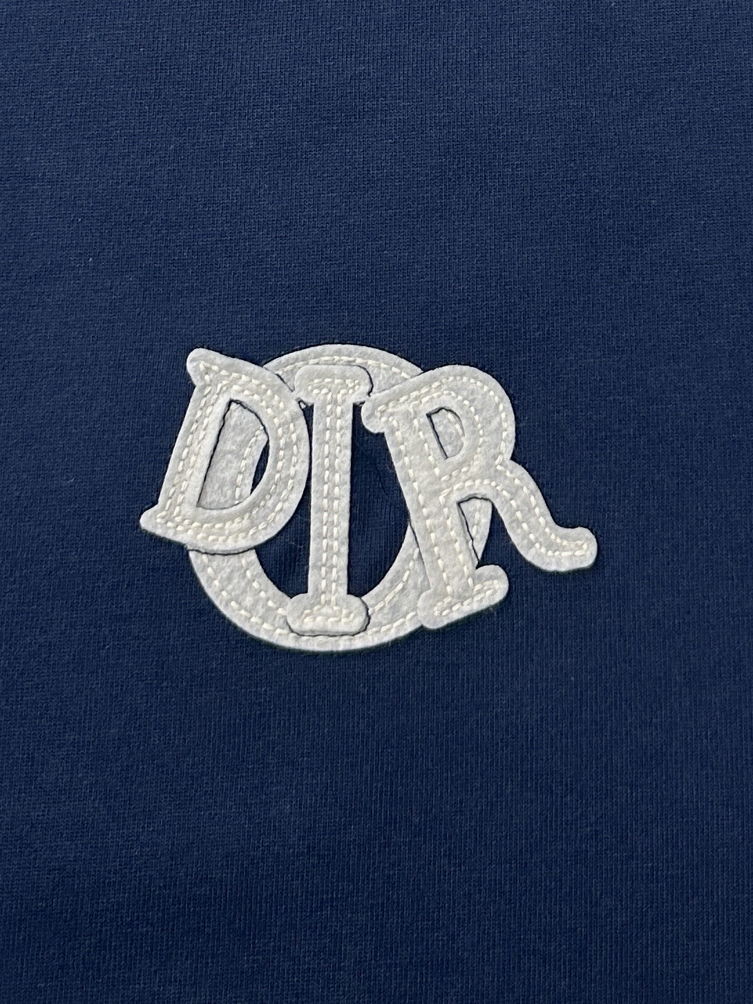  Dior迪奥2025新款蛇年限定胸前刺绣字母短袖T恤男女同款
这款 Dior Charm T 恤以图案