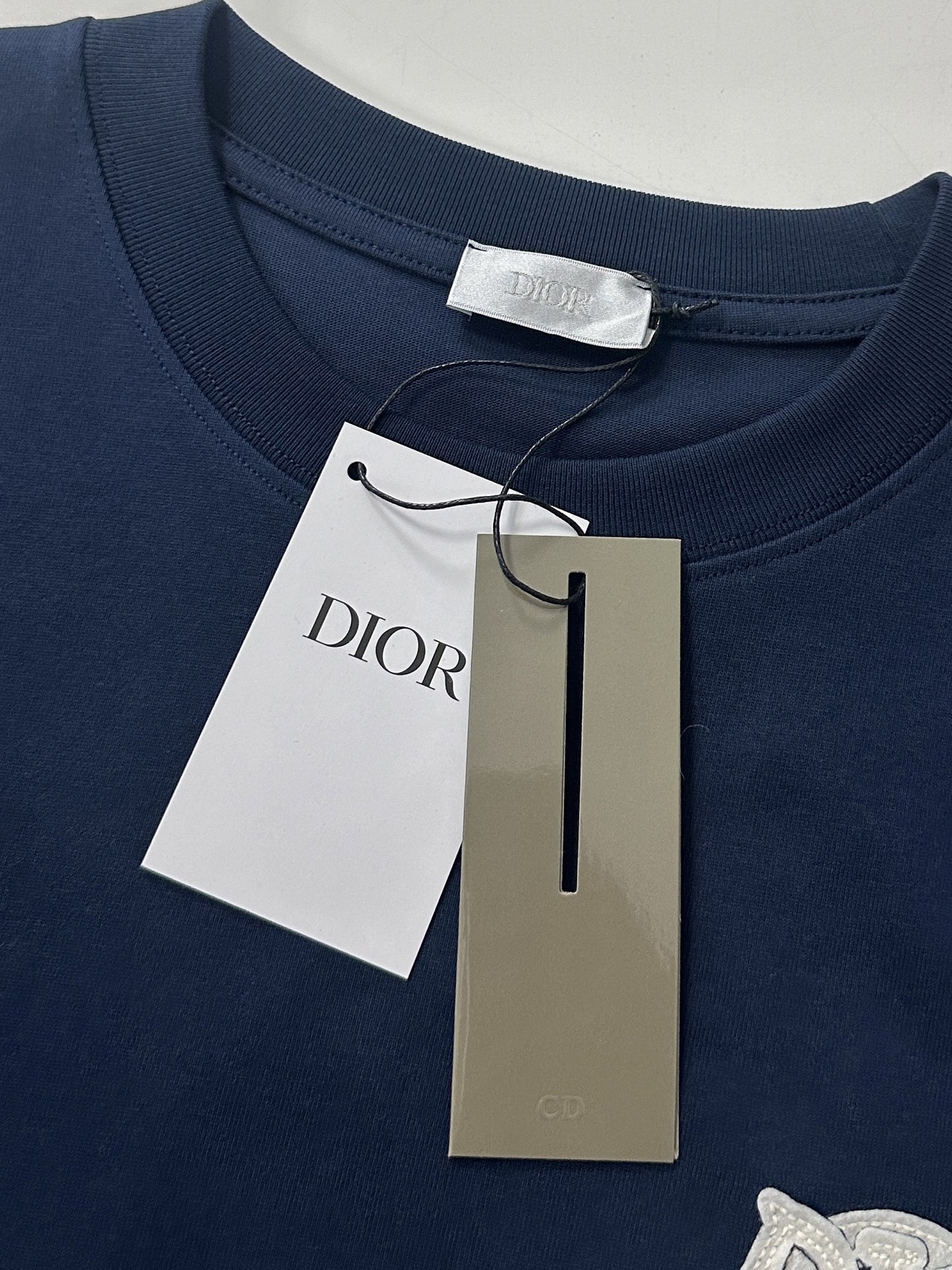  Dior迪奥2025新款蛇年限定胸前刺绣字母短袖T恤男女同款
这款 Dior Charm T 恤以图案