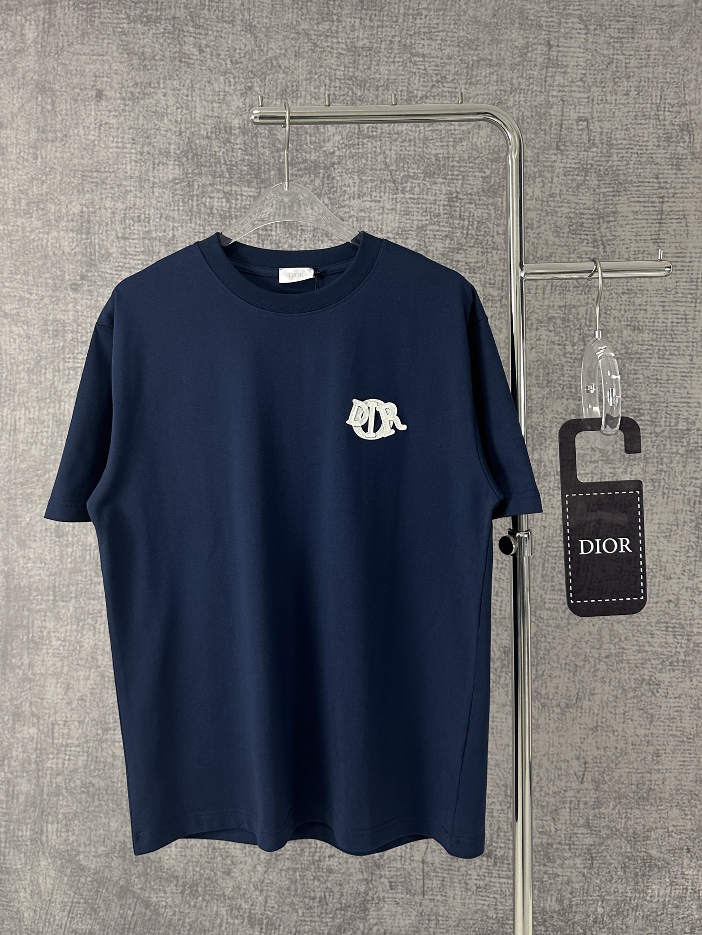 Dior迪奥2025新款蛇年限定胸前刺绣字母短袖T恤男女同款
这款 Dior Charm T 恤以图案