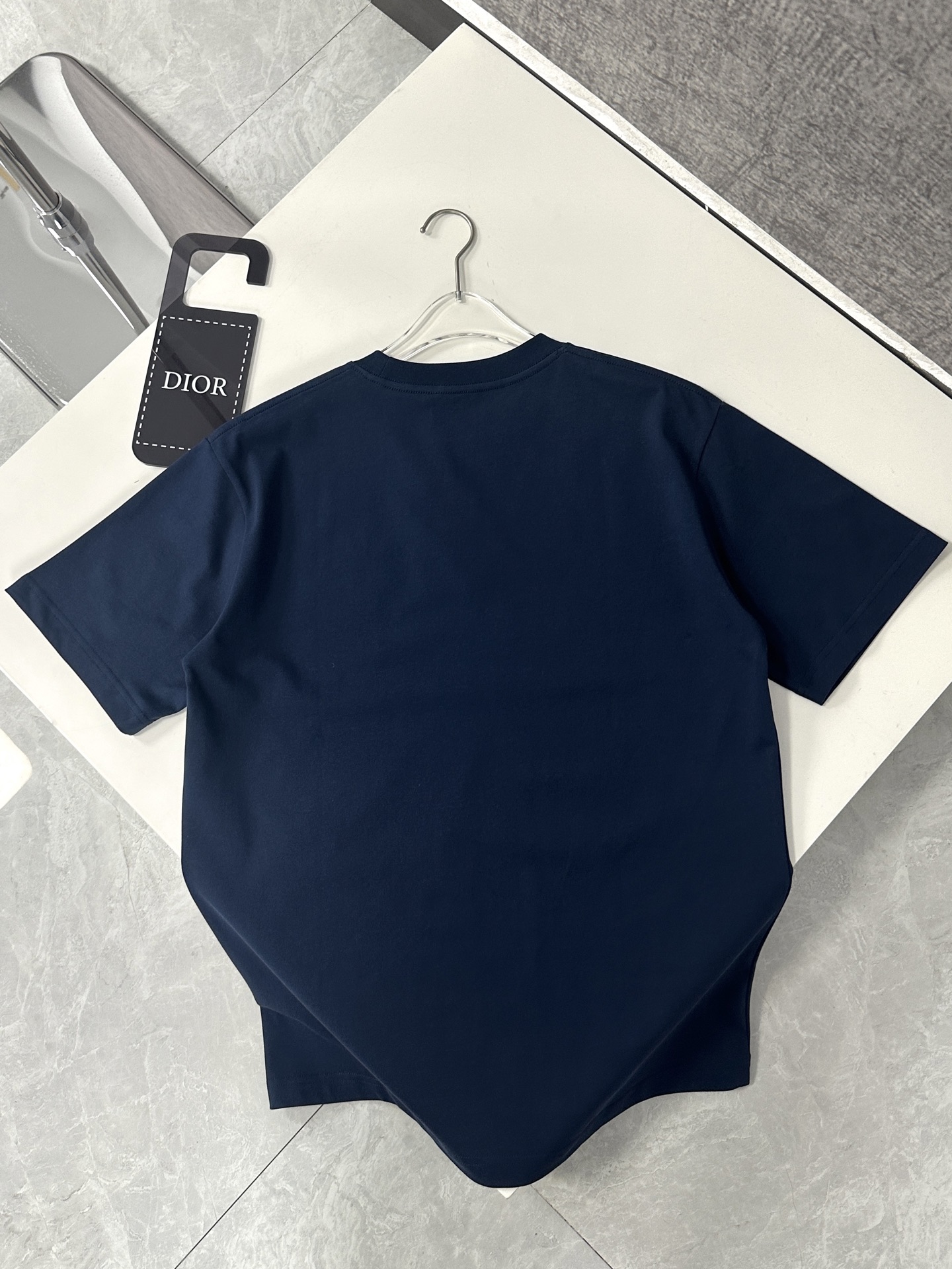  Dior迪奥2025新款蛇年限定胸前刺绣字母短袖T恤男女同款
这款 Dior Charm T 恤以图案