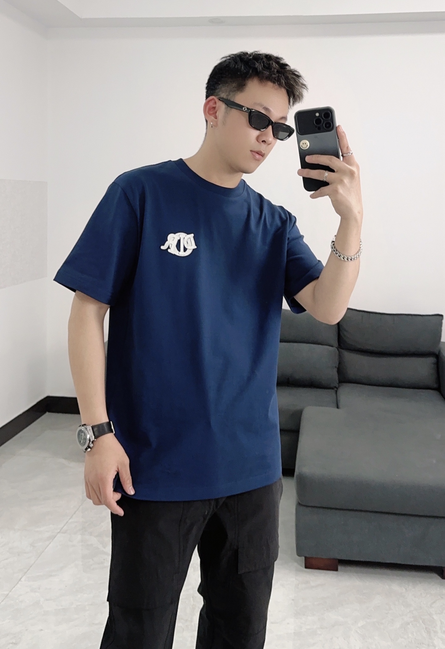  Dior迪奥2025新款蛇年限定胸前刺绣字母短袖T恤男女同款
这款 Dior Charm T 恤以图案