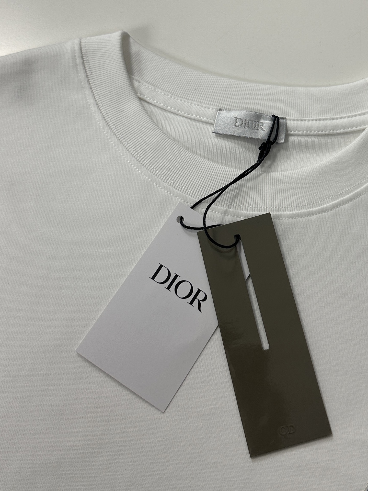  Dior迪奥2025新款蛇年限定胸前刺绣字母短袖T恤男女同款
这款 Dior Charm T 恤以图案