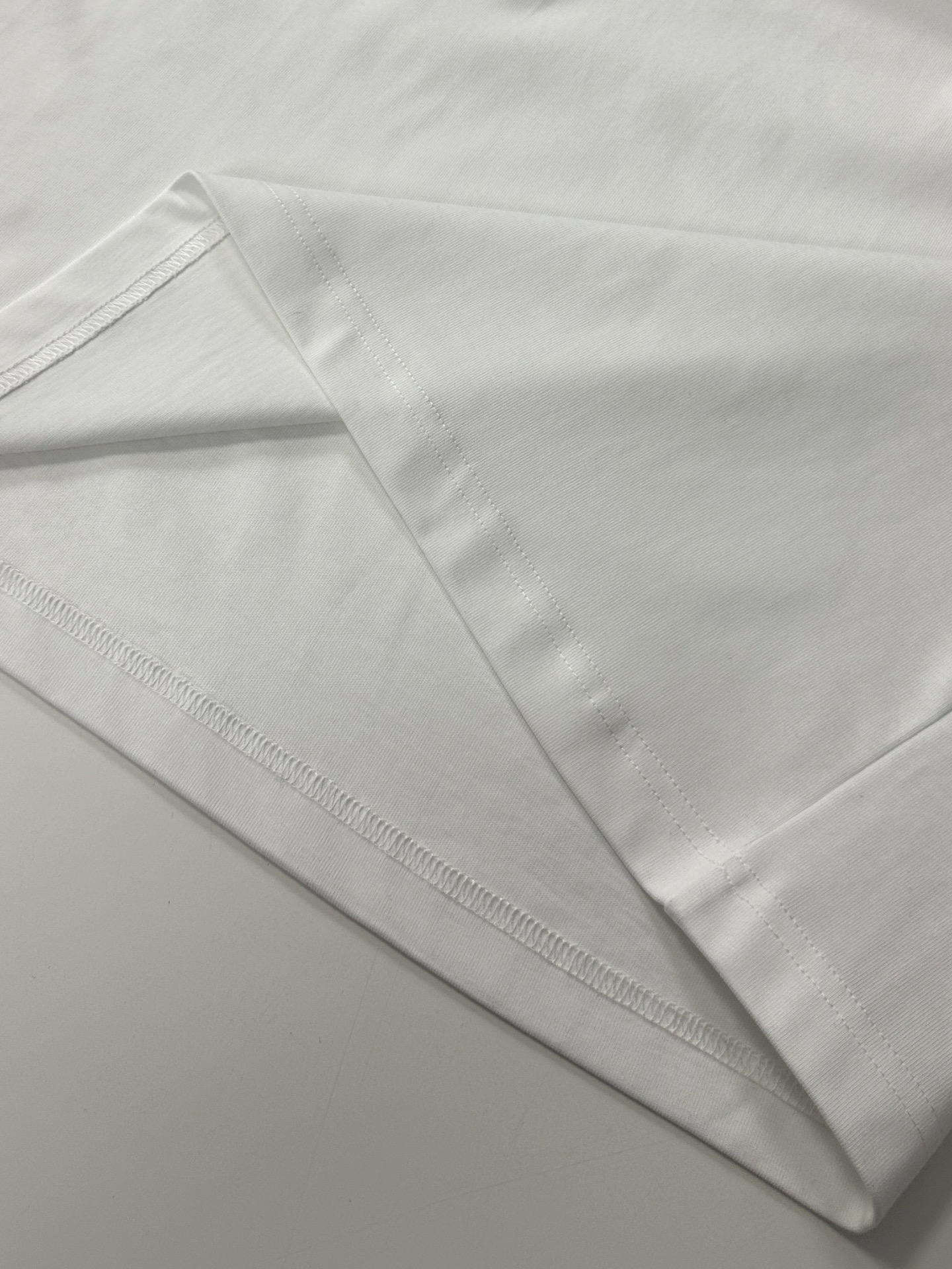  Dior迪奥2025新款蛇年限定胸前刺绣字母短袖T恤男女同款
这款 Dior Charm T 恤以图案