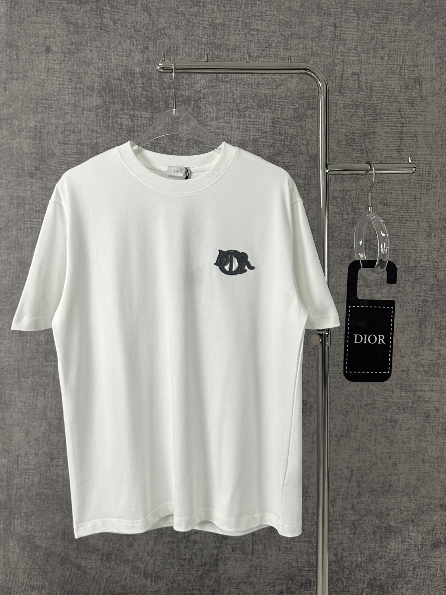  Dior迪奥2025新款蛇年限定胸前刺绣字母短袖T恤男女同款
这款 Dior Charm T 恤以图案