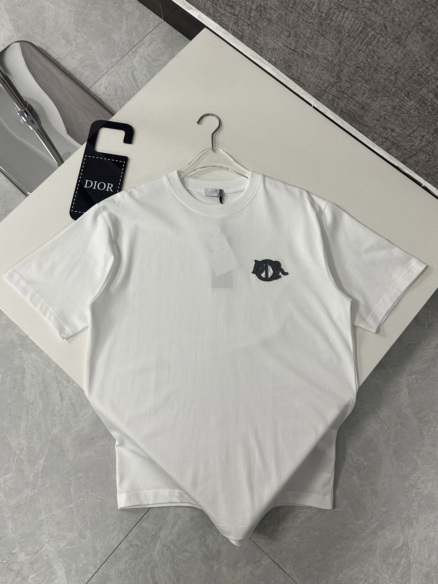  Dior迪奥2025新款蛇年限定胸前刺绣字母短袖T恤男女同款
这款 Dior Charm T 恤以图案