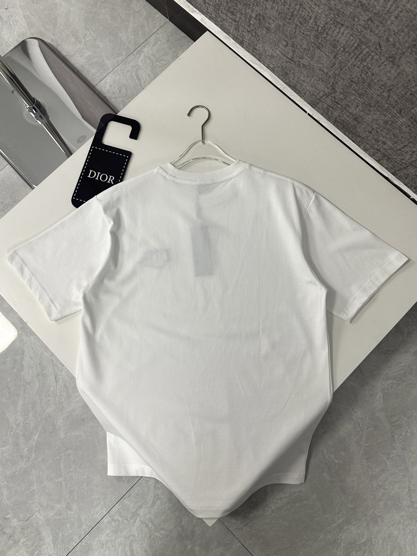  Dior迪奥2025新款蛇年限定胸前刺绣字母短袖T恤男女同款
这款 Dior Charm T 恤以图案