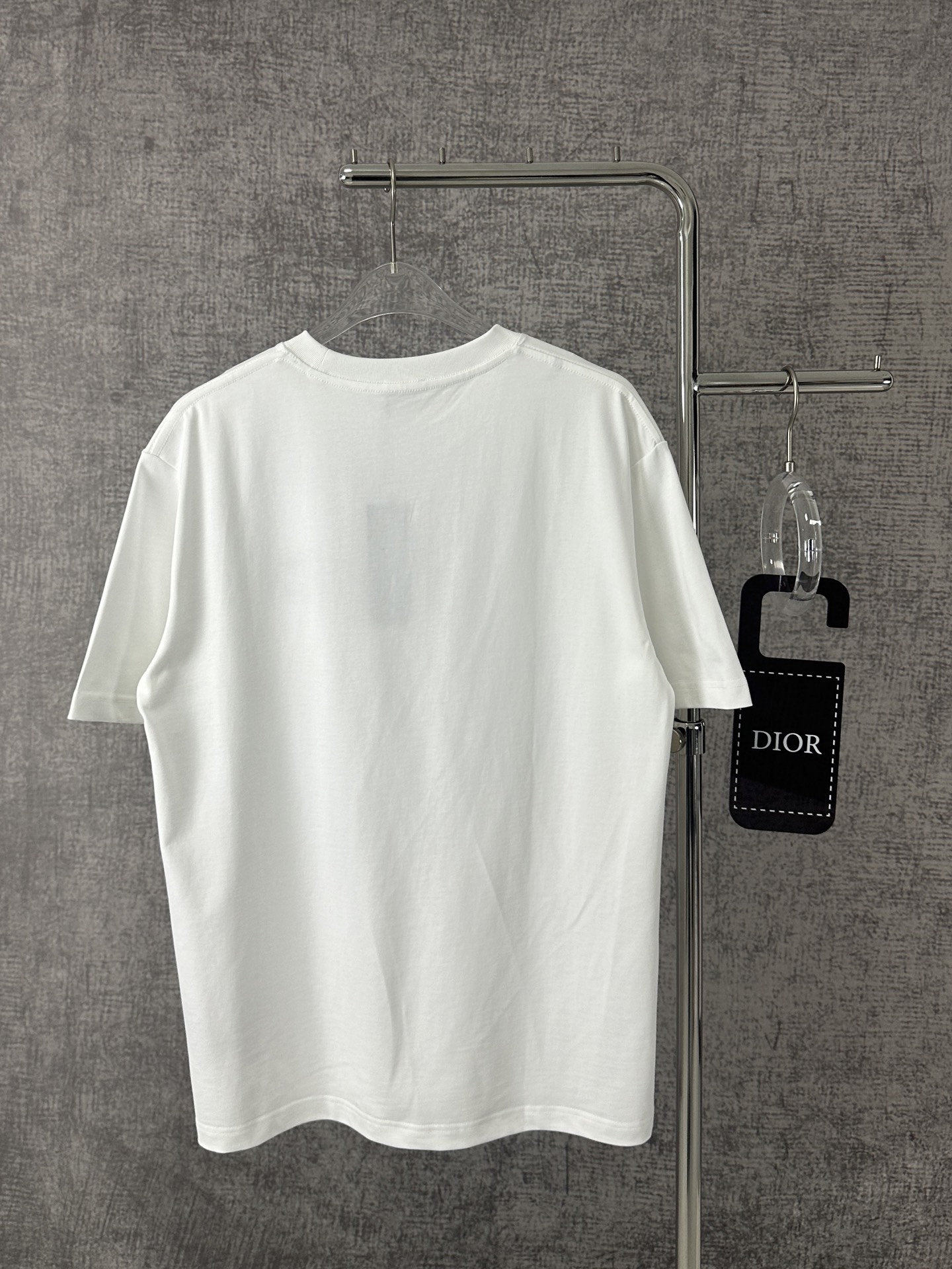  Dior迪奥2025新款蛇年限定胸前刺绣字母短袖T恤男女同款
这款 Dior Charm T 恤以图案